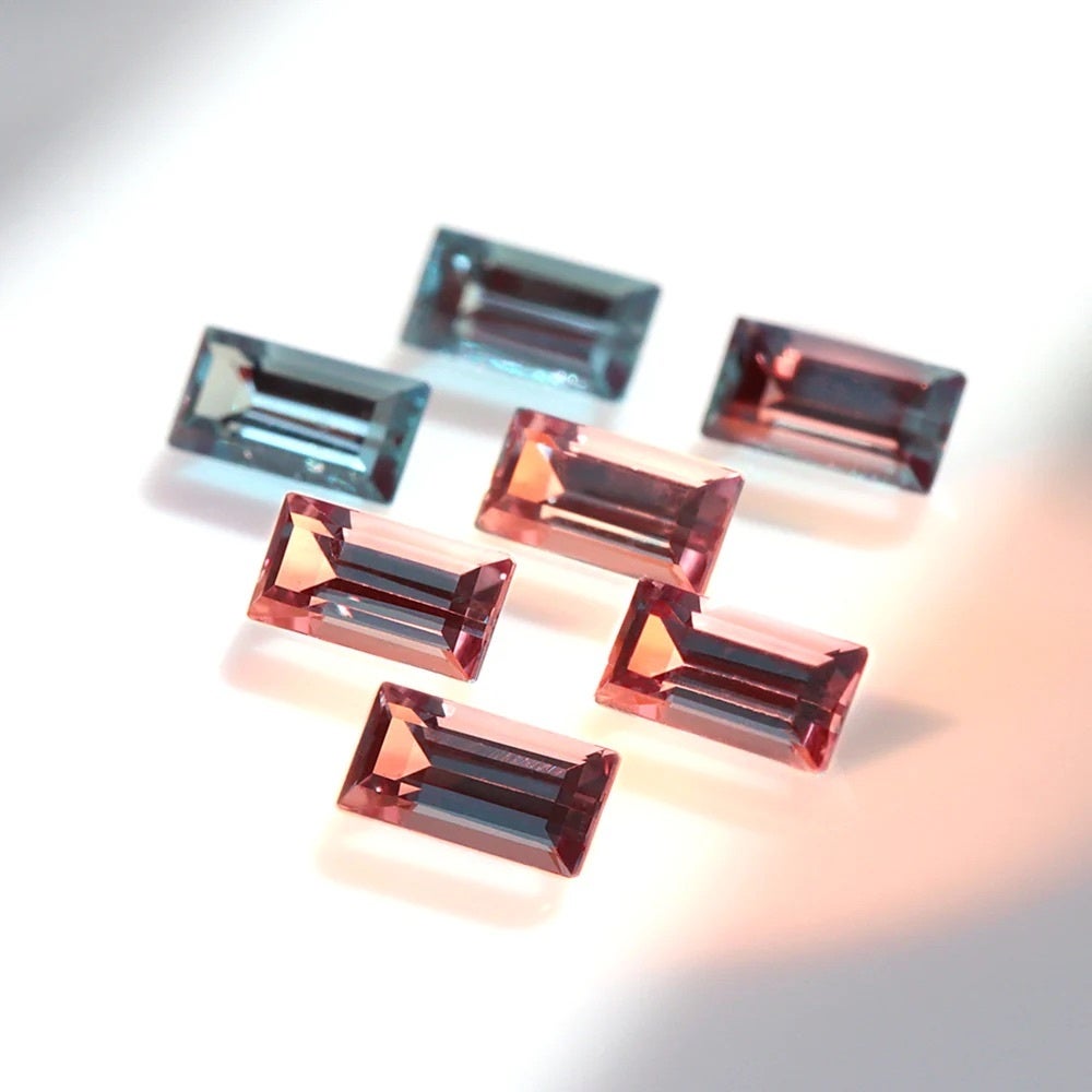 白熱灯の下では、 艶めいた輝きを放つバーガンディーに変化。