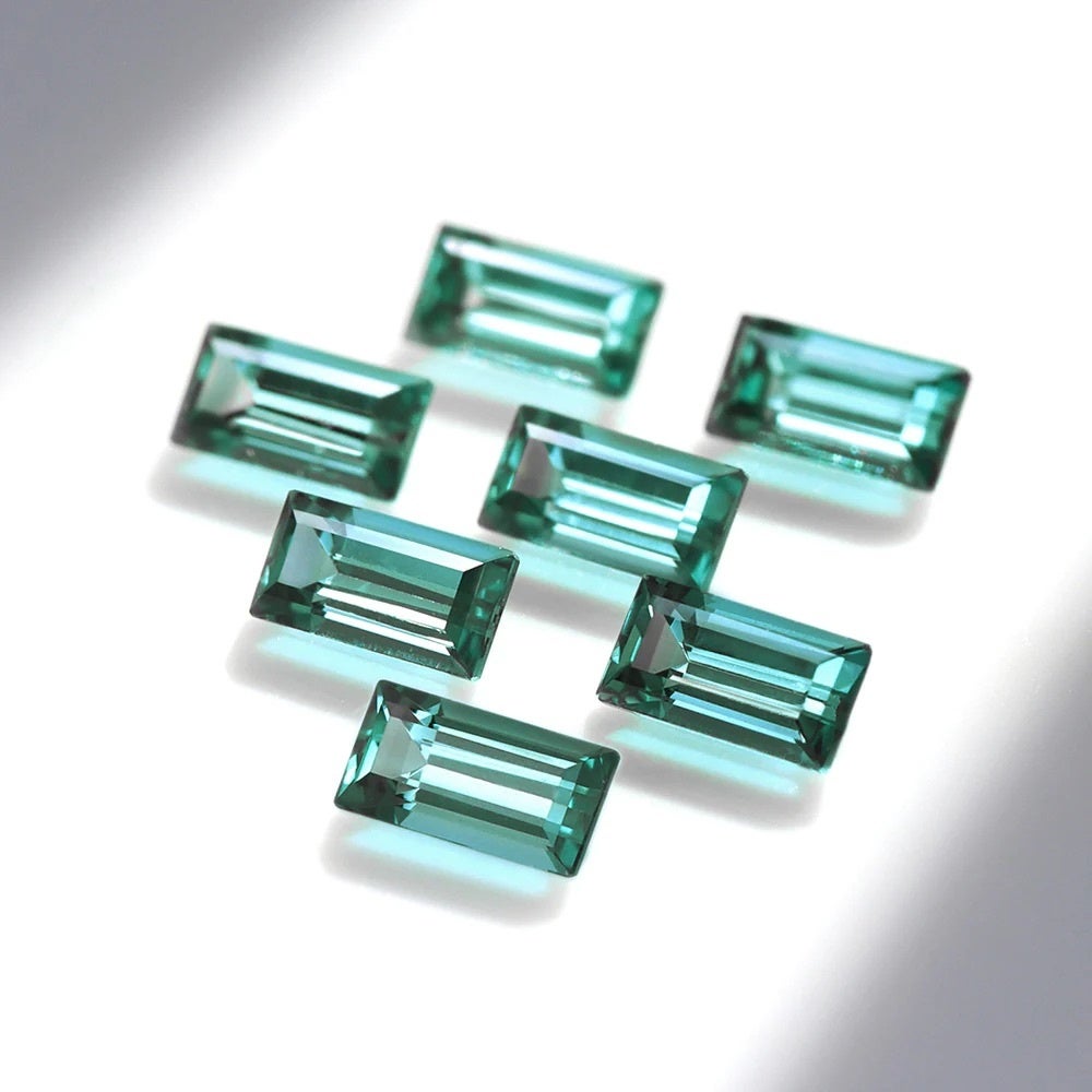 太陽陽の光の下では、 森の泉を思わせる深いフォレストグリーン。