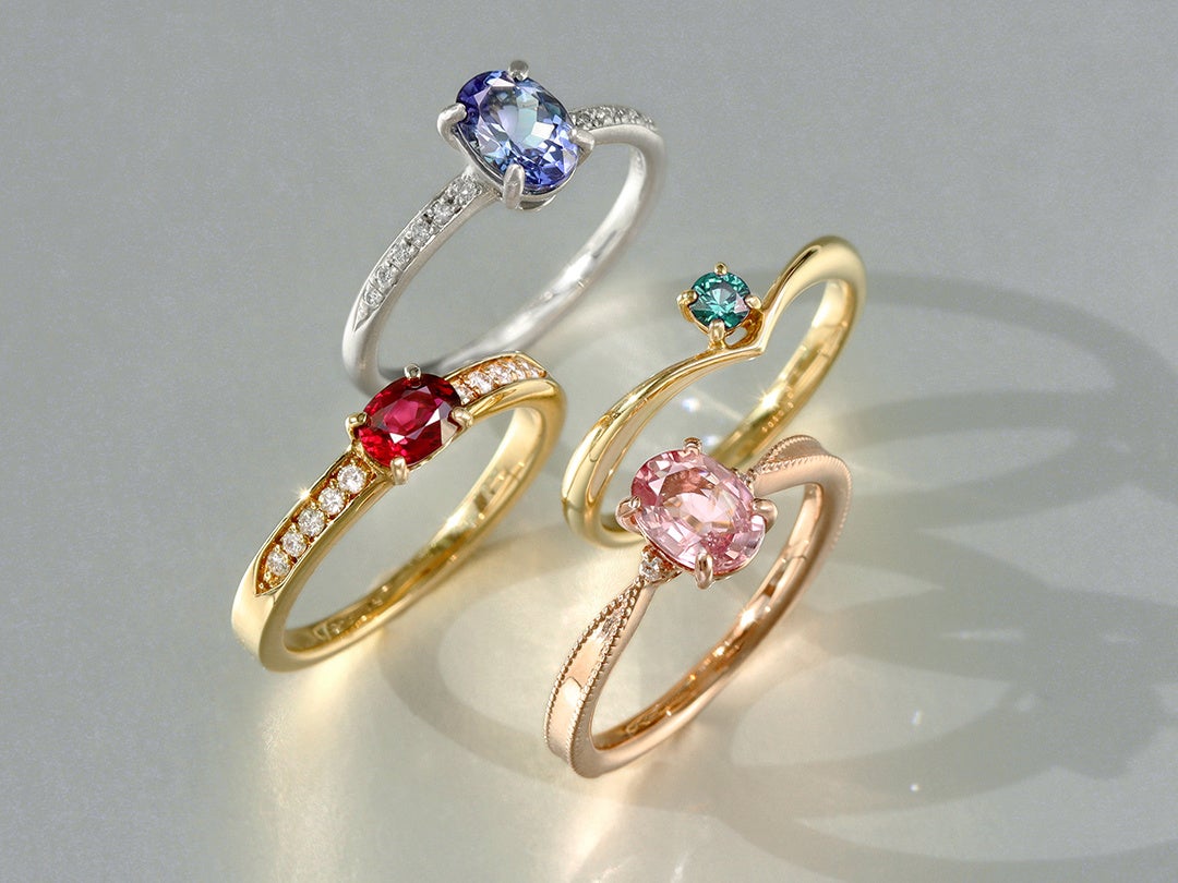 ピンクダイヤモンド、ブルーサファイア、ルビーなど、一点ものの宝石からセミオーダーが可能