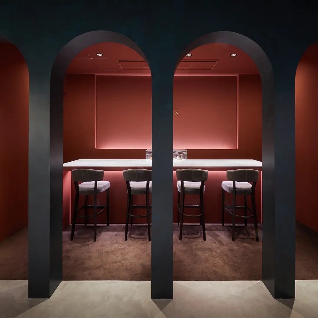 お店の奥には、バーカウンターのような、ラグジュアリーな雰囲気の接客スペースも　 気軽にお好みのカラーストーン選びをお楽しみいただけます