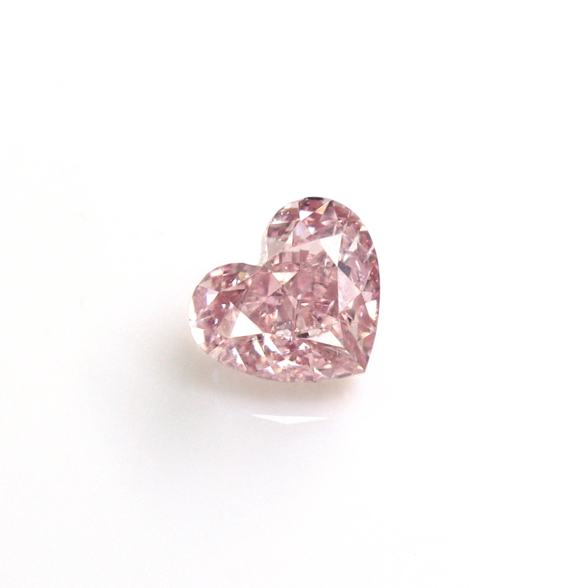 薄いピンクから紫色に輝く、ピンクダイヤモンド