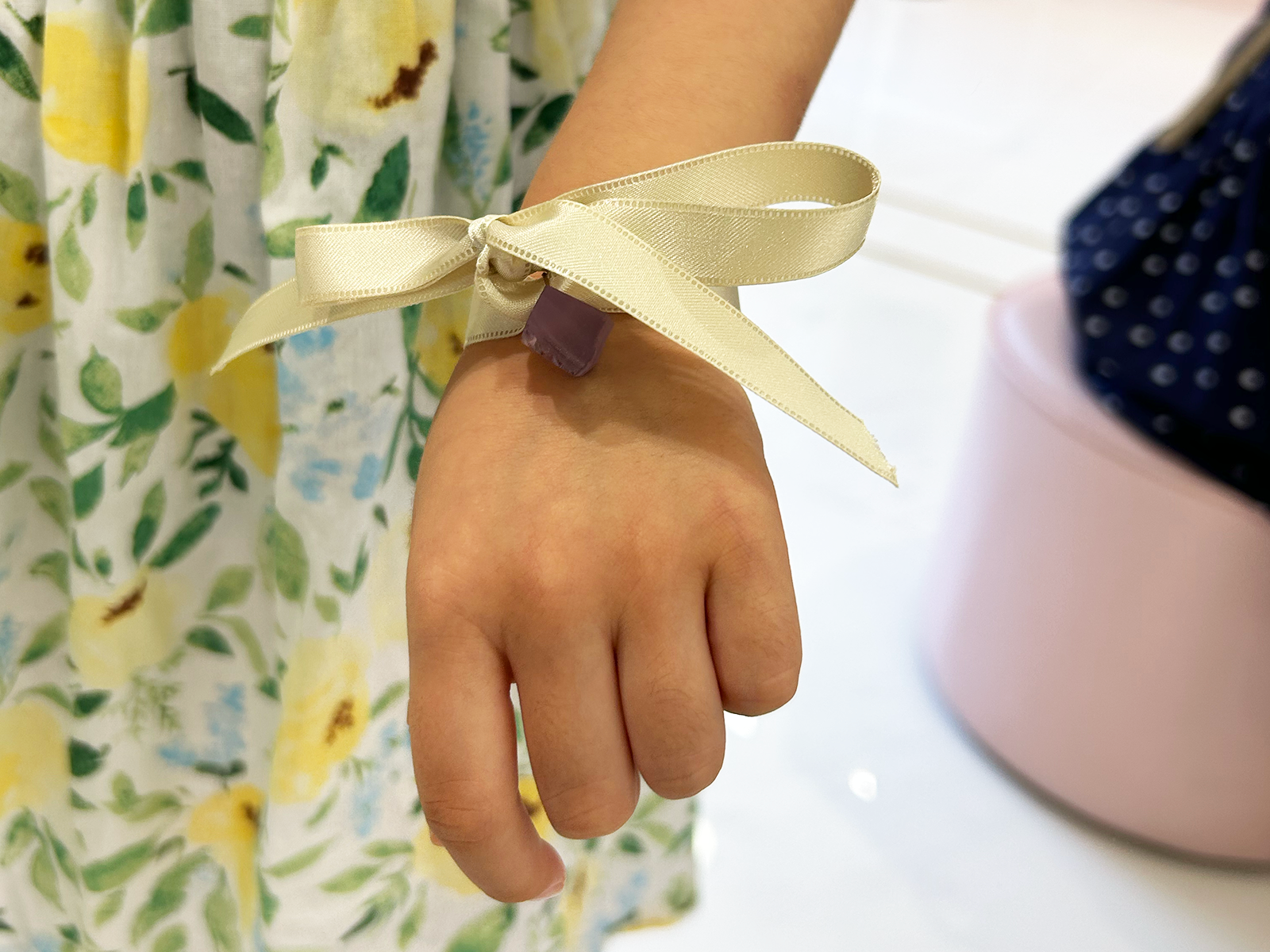 完成品。好きな色と宝石を組み合わせて、オリジナルのブレスレットを。