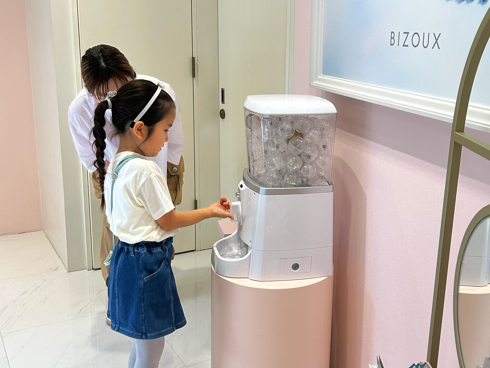 何が出るかはお楽しみ！ガチャガチャを回して自分の宝石をゲット。