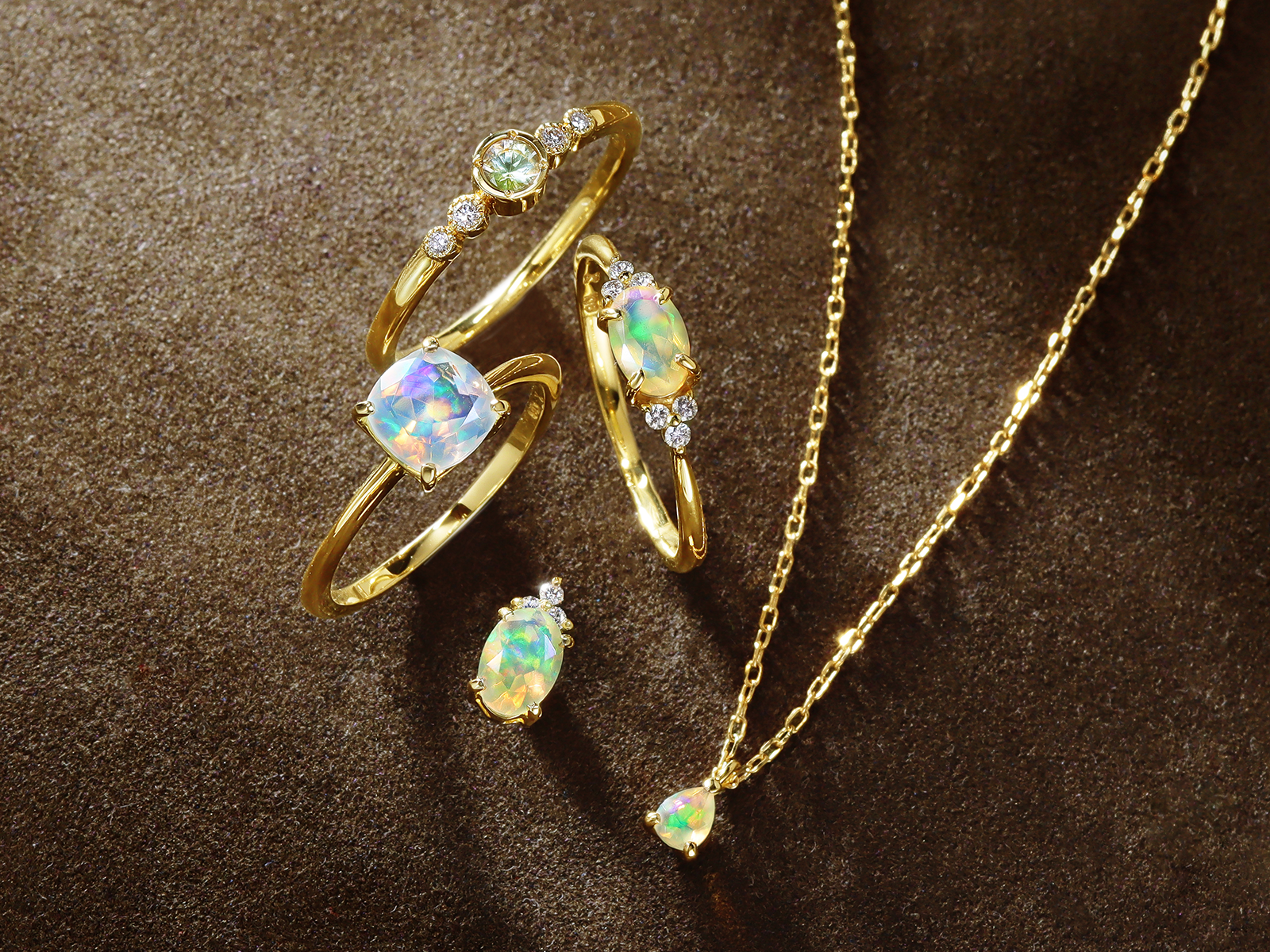 カラーストーンジュエリーのビズー、2023年クリスマスコレクションを