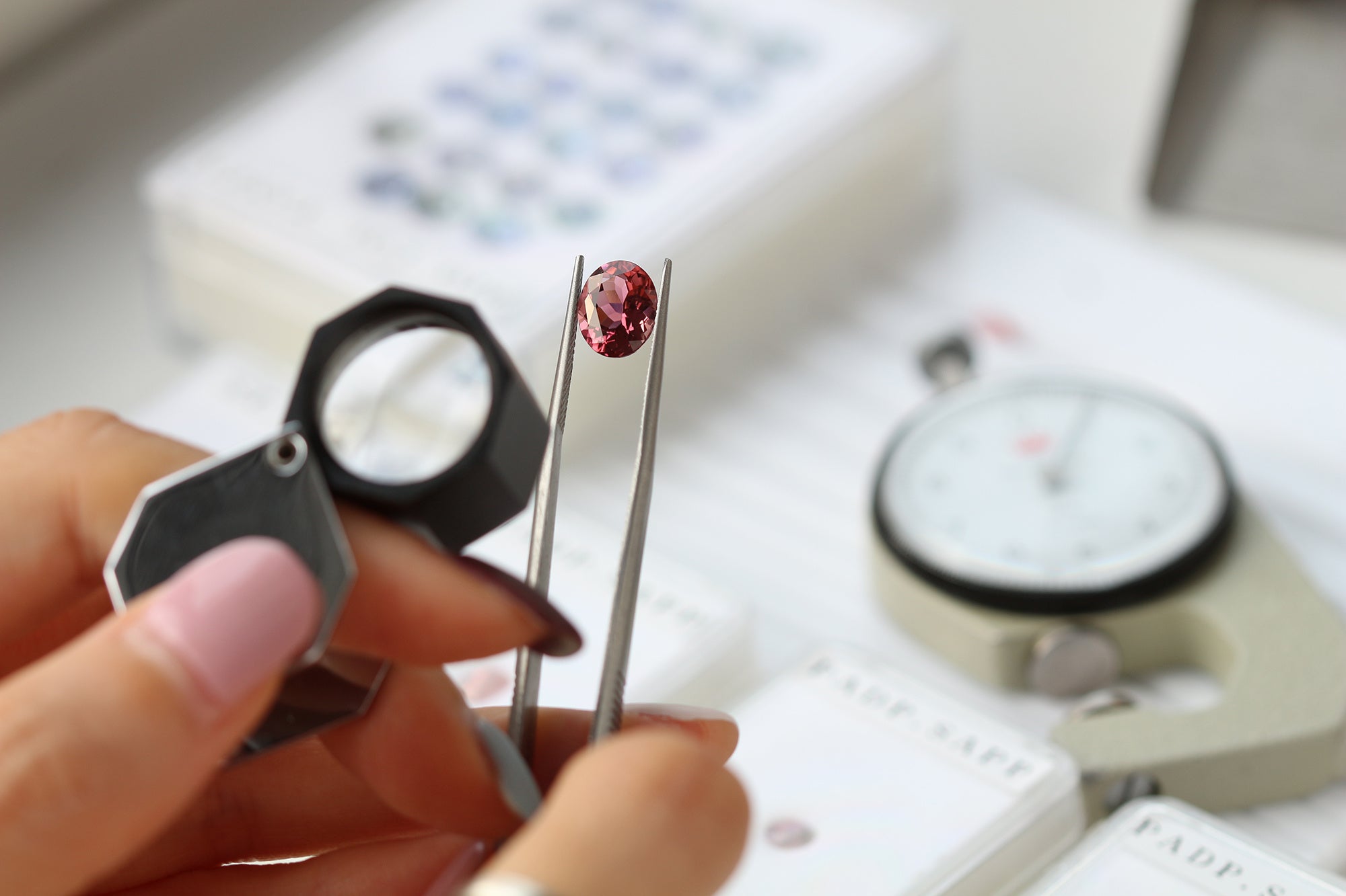 カラーストーンジュエリーのビズー、10,000通り以上の組み合わせ