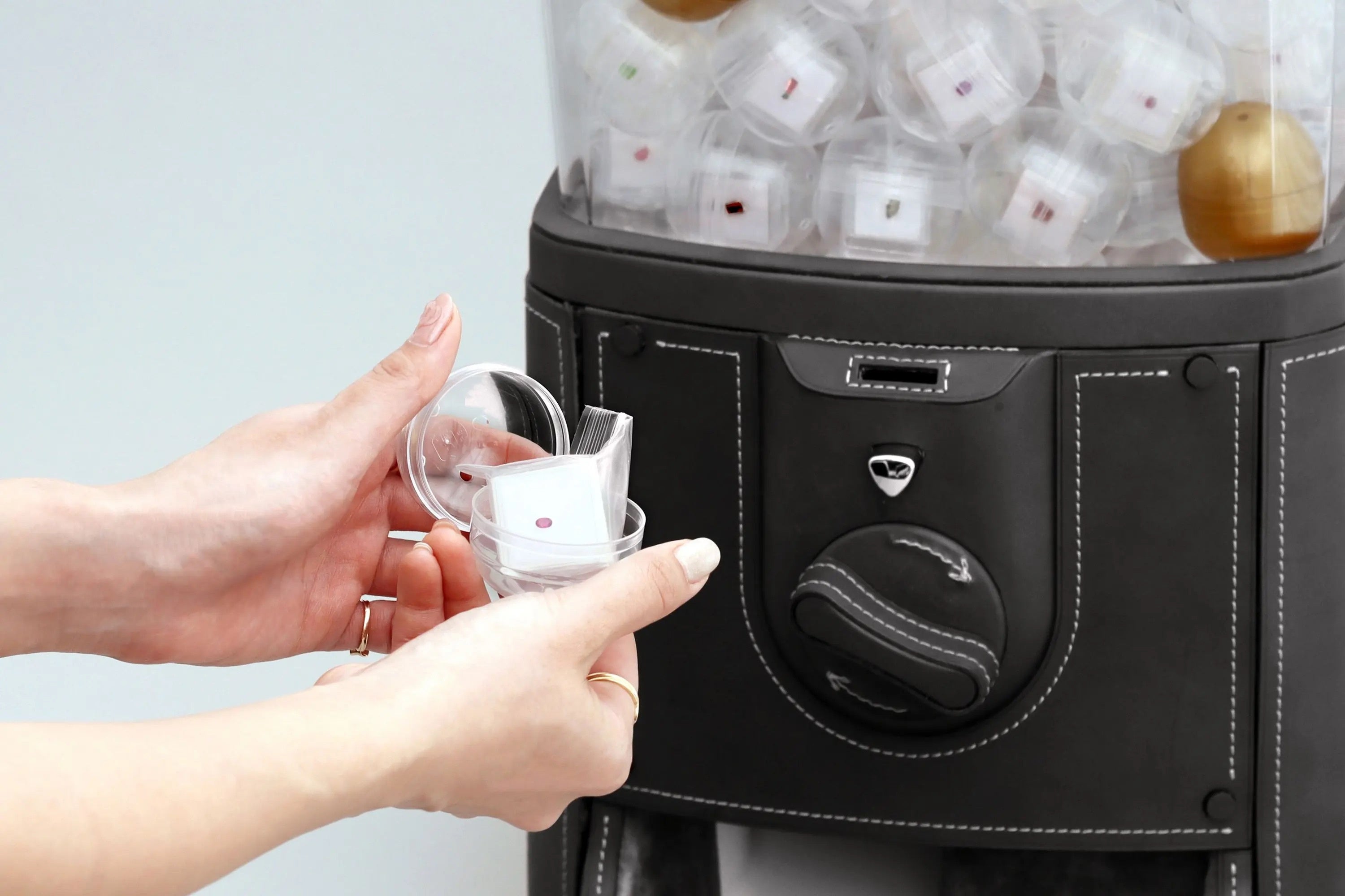 どんな宝石に出会えるかは、開けてからのお楽しみ。中には希少石が入った大当たりカプセルも。