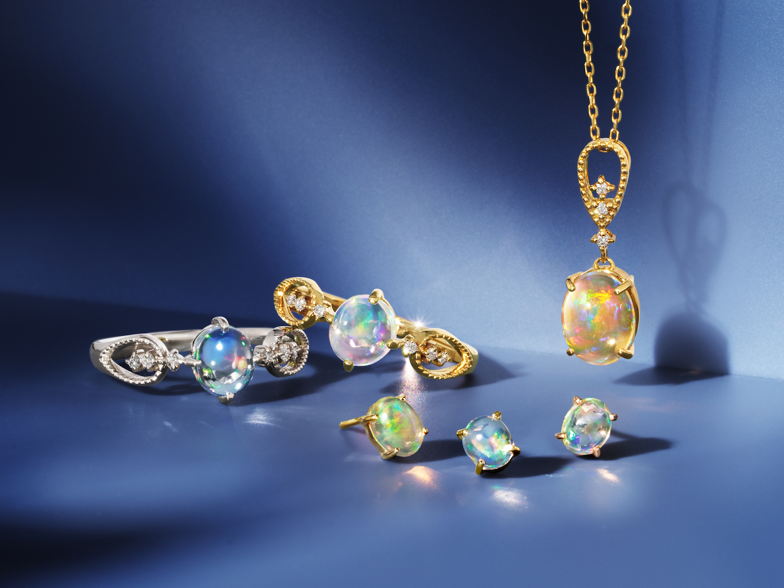 オーロラの幻想的な色の揺らぎを「メキシコオパール」の鮮やかな虹色の遊色で再現