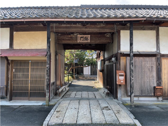 1619年、大溝藩主として入封した分部氏が建立した武家屋敷の正門となった「大溝陣屋総門」