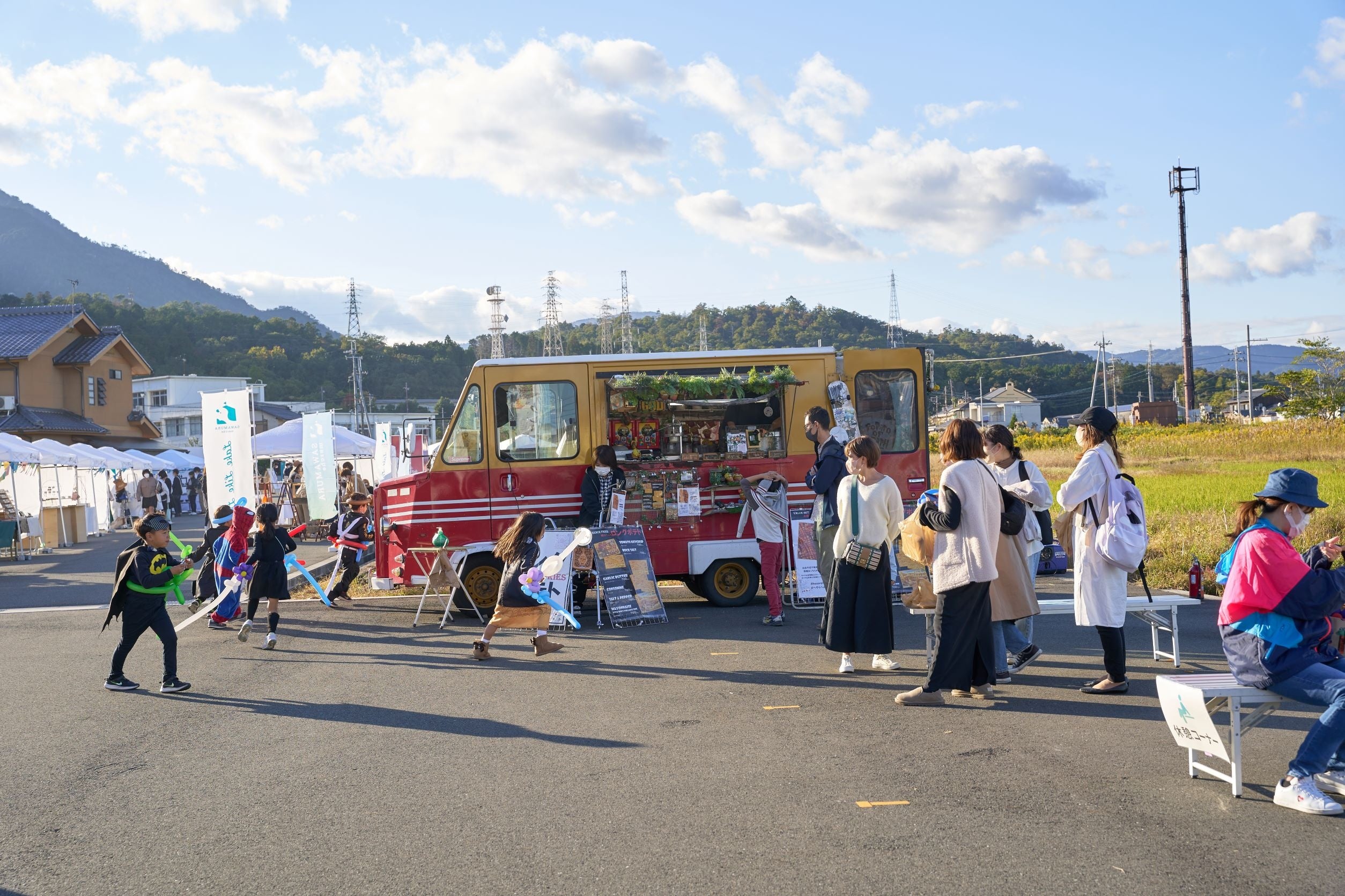 ＳＡＷＡＭＵＲＡマルシェと大溝まちづくりマルシェを行き来し、楽しむ来場者も。