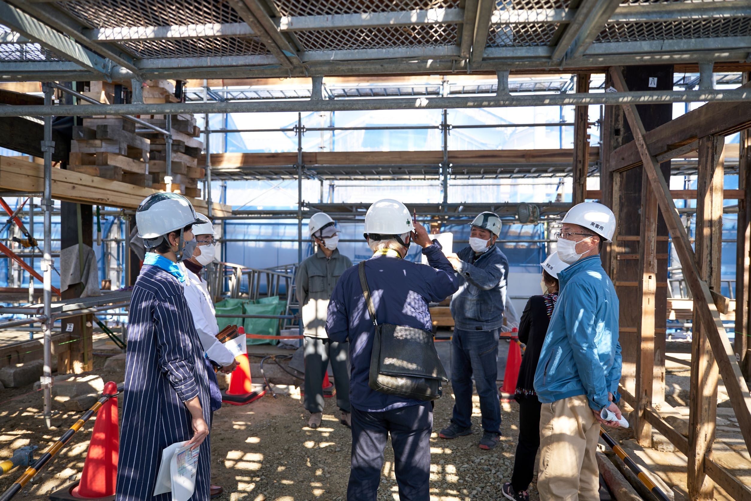 施工を請け負う当社担当者が案内人となり、歴史的建物「大溝陣屋総門」の復原工事現場の見学会を開催しました。