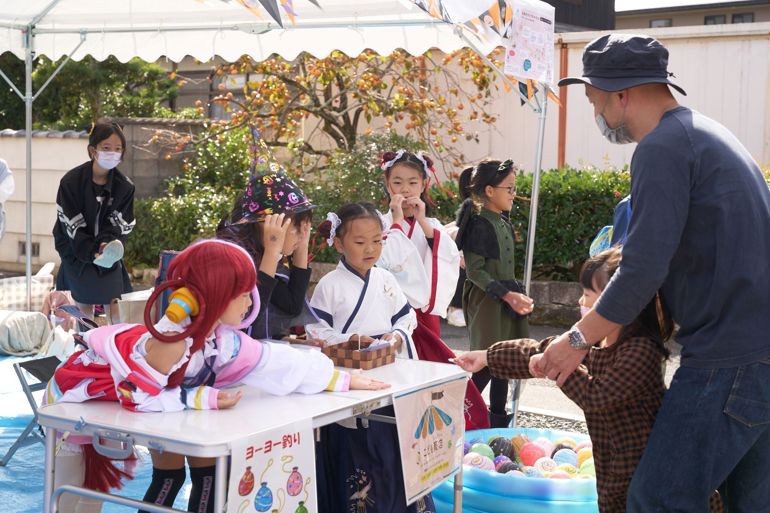 地元こども会が出店者！スーパーボールすくいやヨーヨー釣りなどの縁日あそびに地域の子ども約200人が来場。