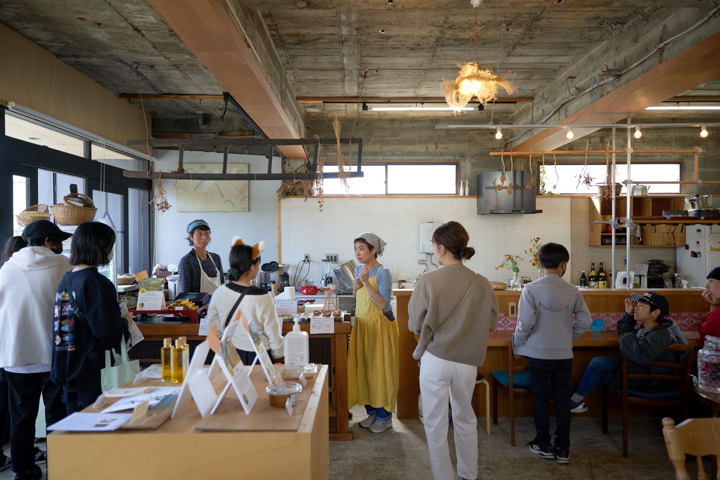 築２００年の旧商家をリノベーションした地元シェアキッチン『白湖』が、大溝の農家・商店の商品が集まるアンテナショップに。