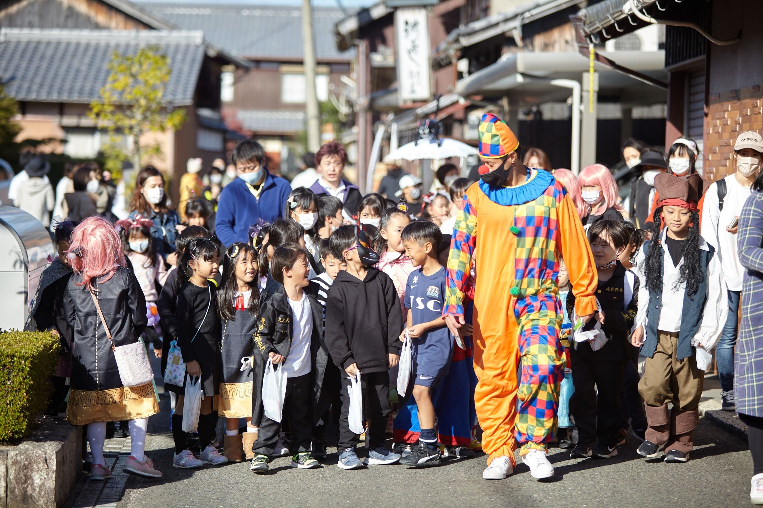 ハロウィン行列で子どもたちがまちを散策。仮装したり、ワークショップでつくったマントを羽織って盛り上げました。