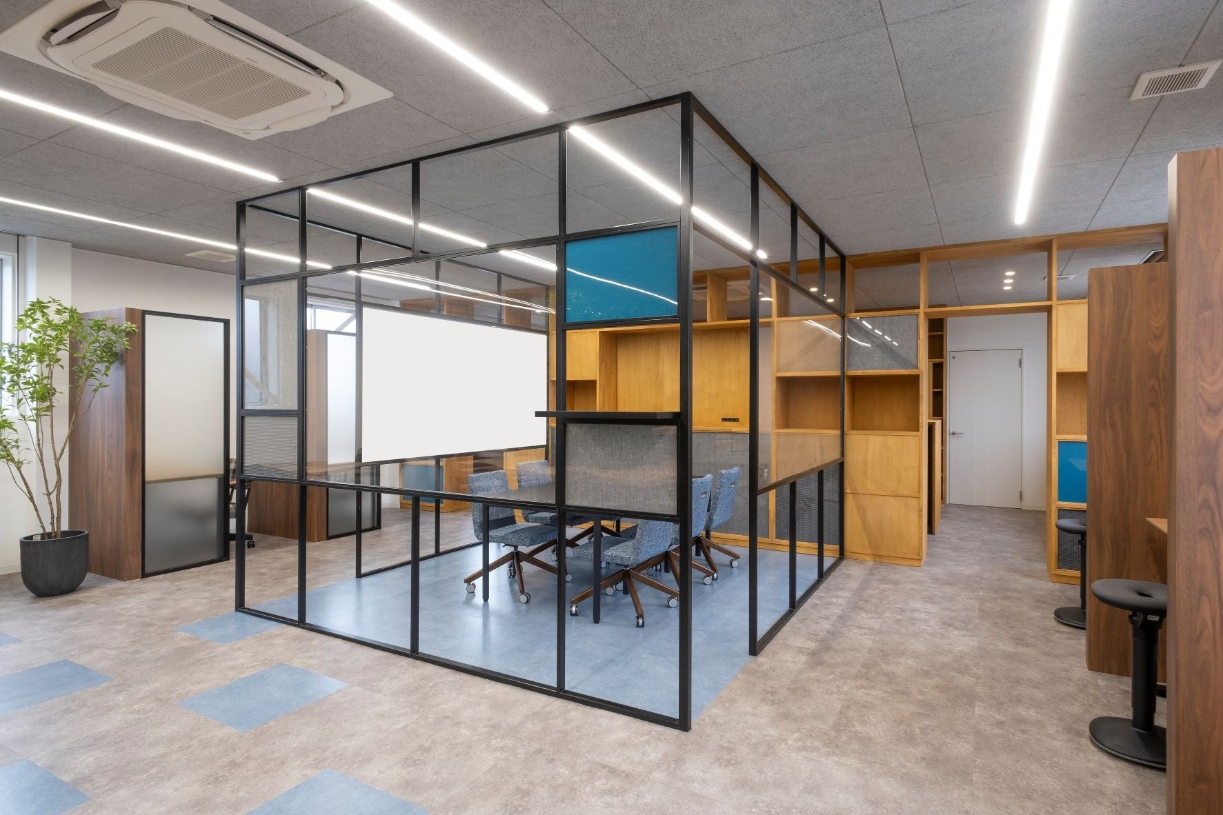 地元特産の高島ちぢみや、よしの生地をはめ込んだ造作のインテリア