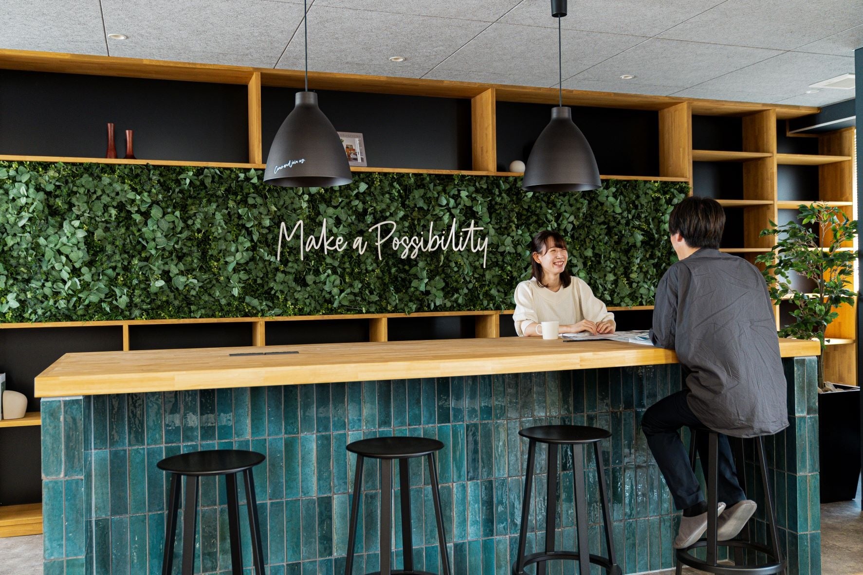 立ったままでも資料を広げて素早く打ち合わせが開始できるハイカウンター