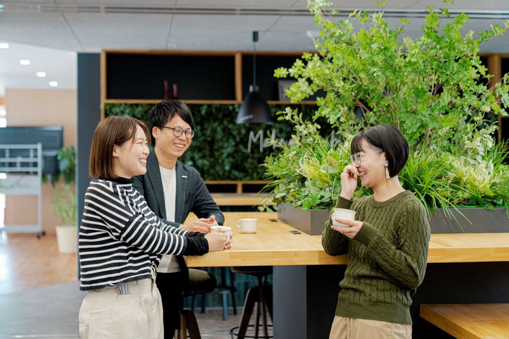 ちょっとした雑談のたまり場にもなるリラックス感のある中央テーブル