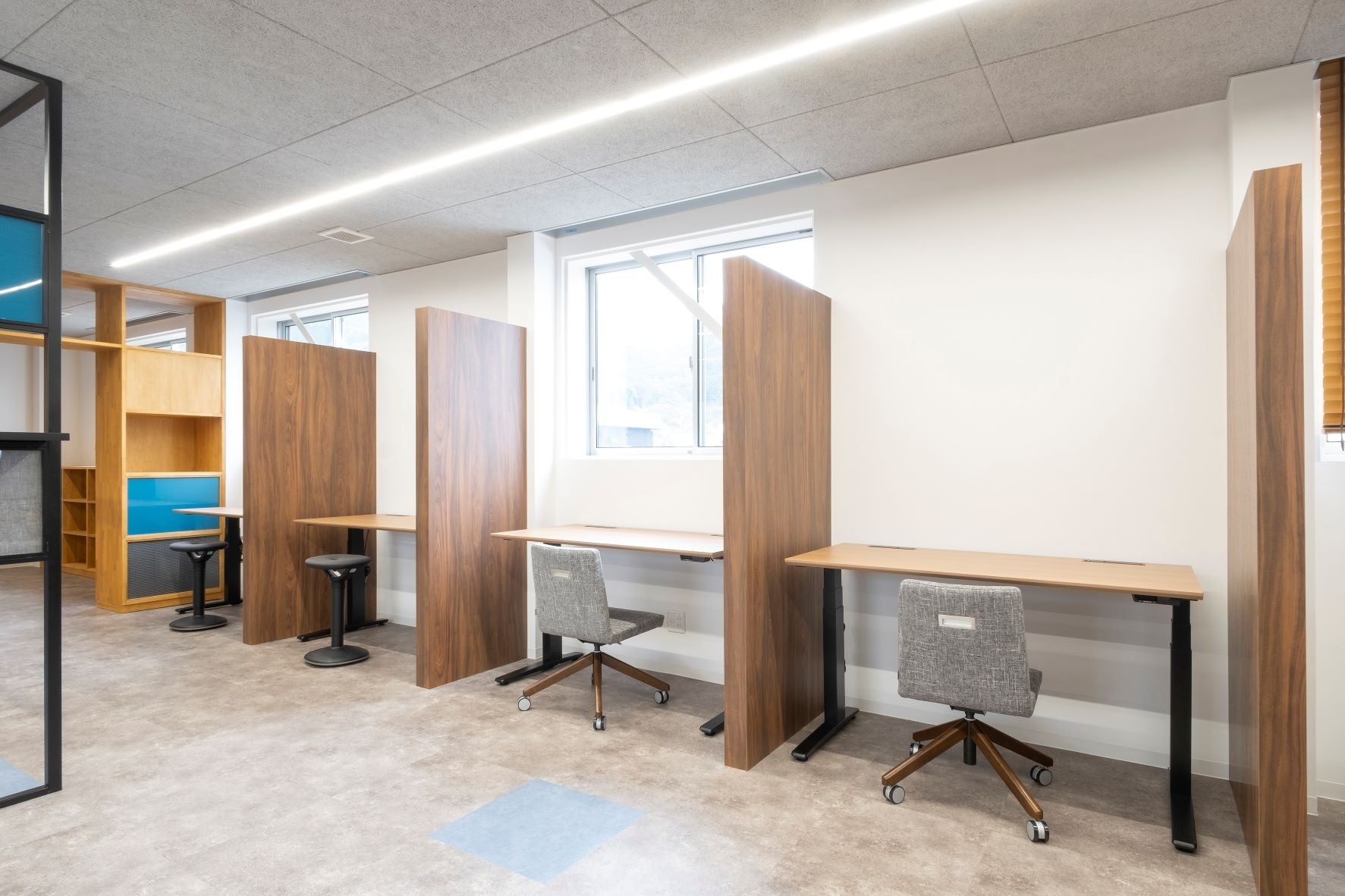 座り仕事に疲れたら立った姿勢でのデスクワークに切り替えられる昇降デスクブース