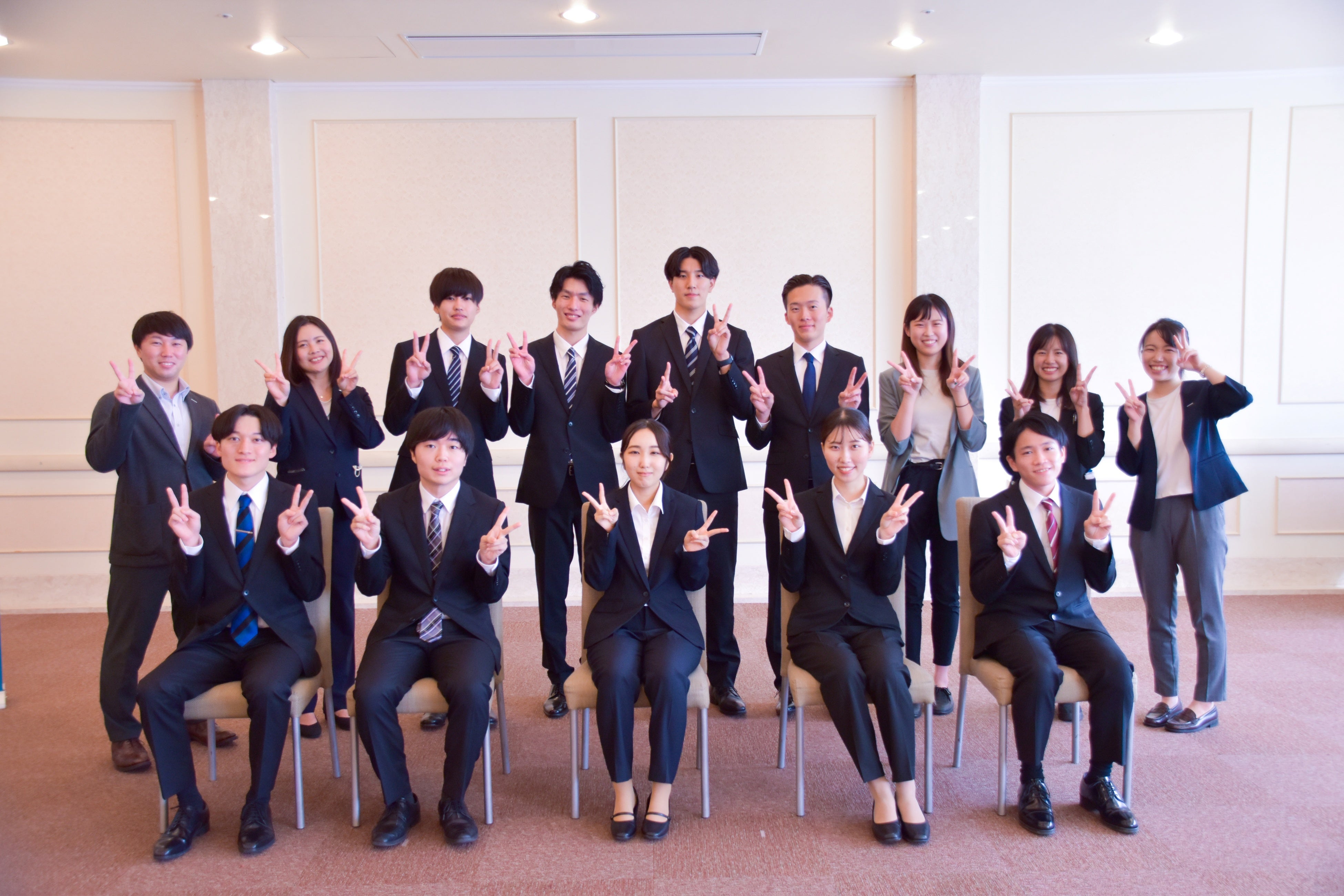 ２０２３年３月入社の新入社員と、２０２３年度新卒採用担当の若手社員の集合写真