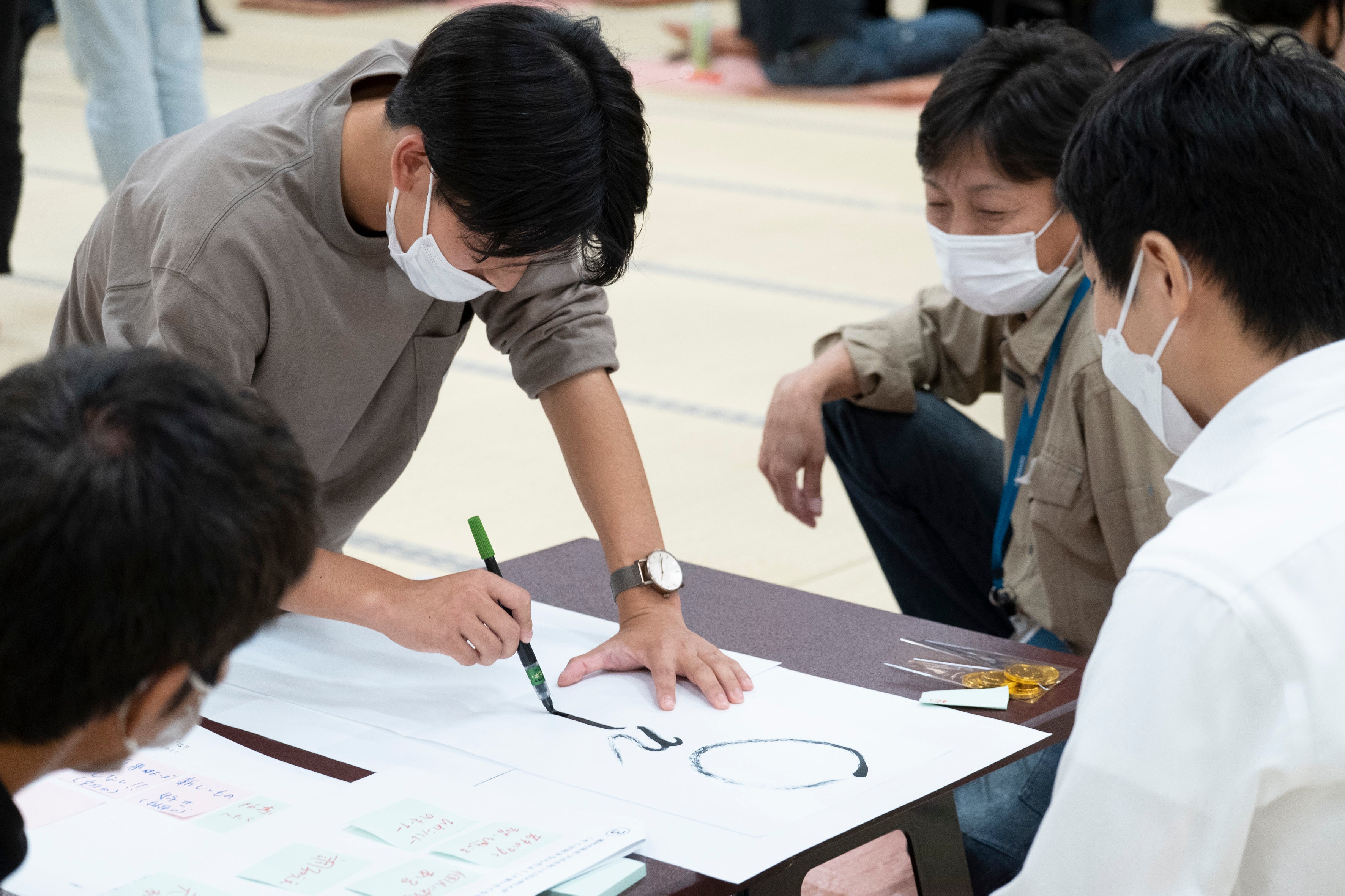 ２０２２年９月に開催された経営方針発表会の様子。書初めを通して、全従業員が会社の未来を描いた。