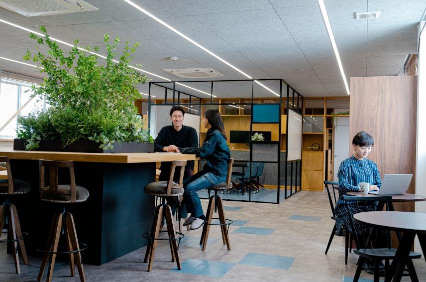 2022年10月にリニューアルしたＳＡＷＡＭＵＲＡ本社。コンセプトは、コミュニケーションがあつまり、ひろがるオフィス。