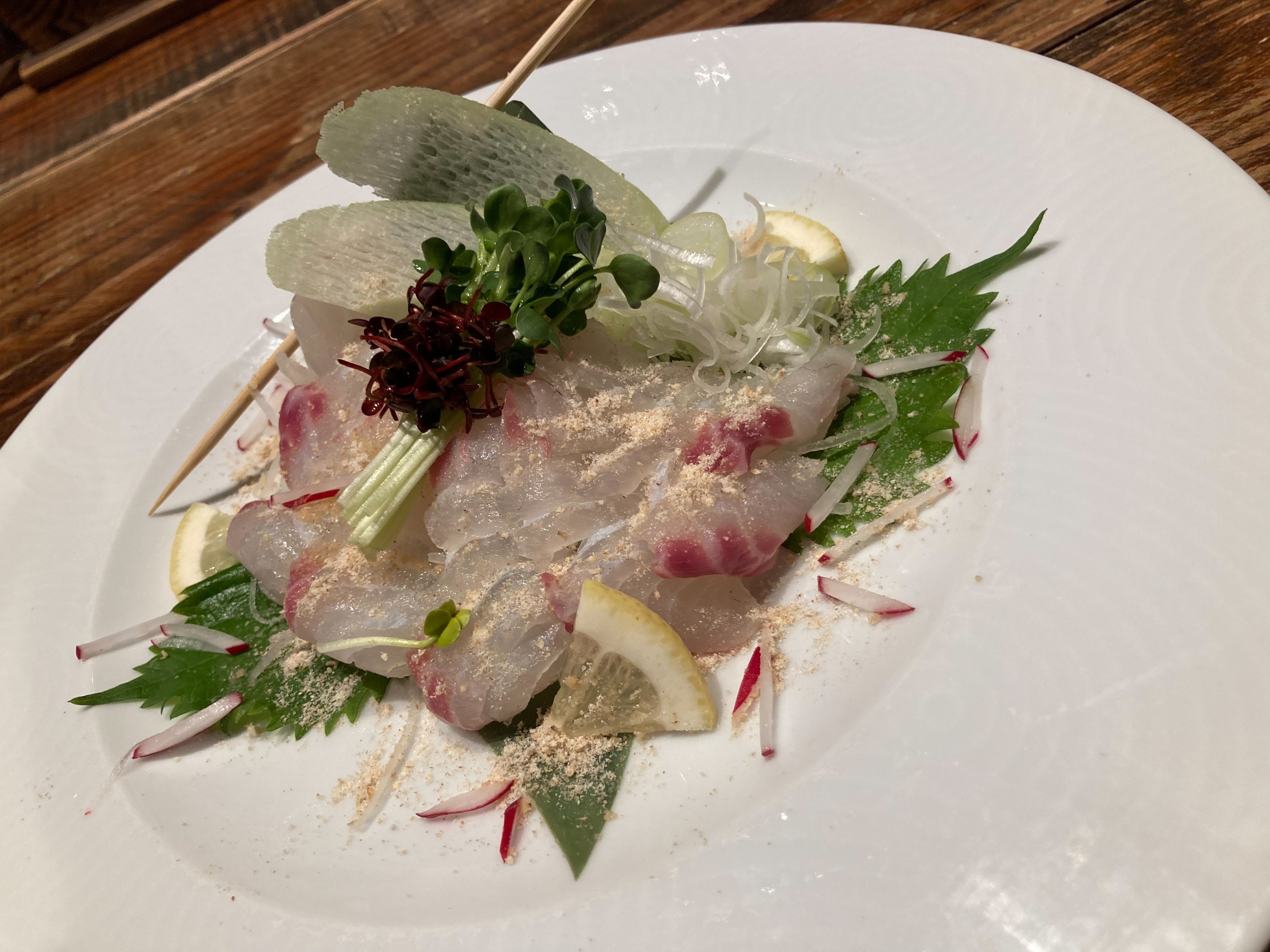 瀬戸内水軍 田町三田本店：タイのはったい粉のカルパッチョ