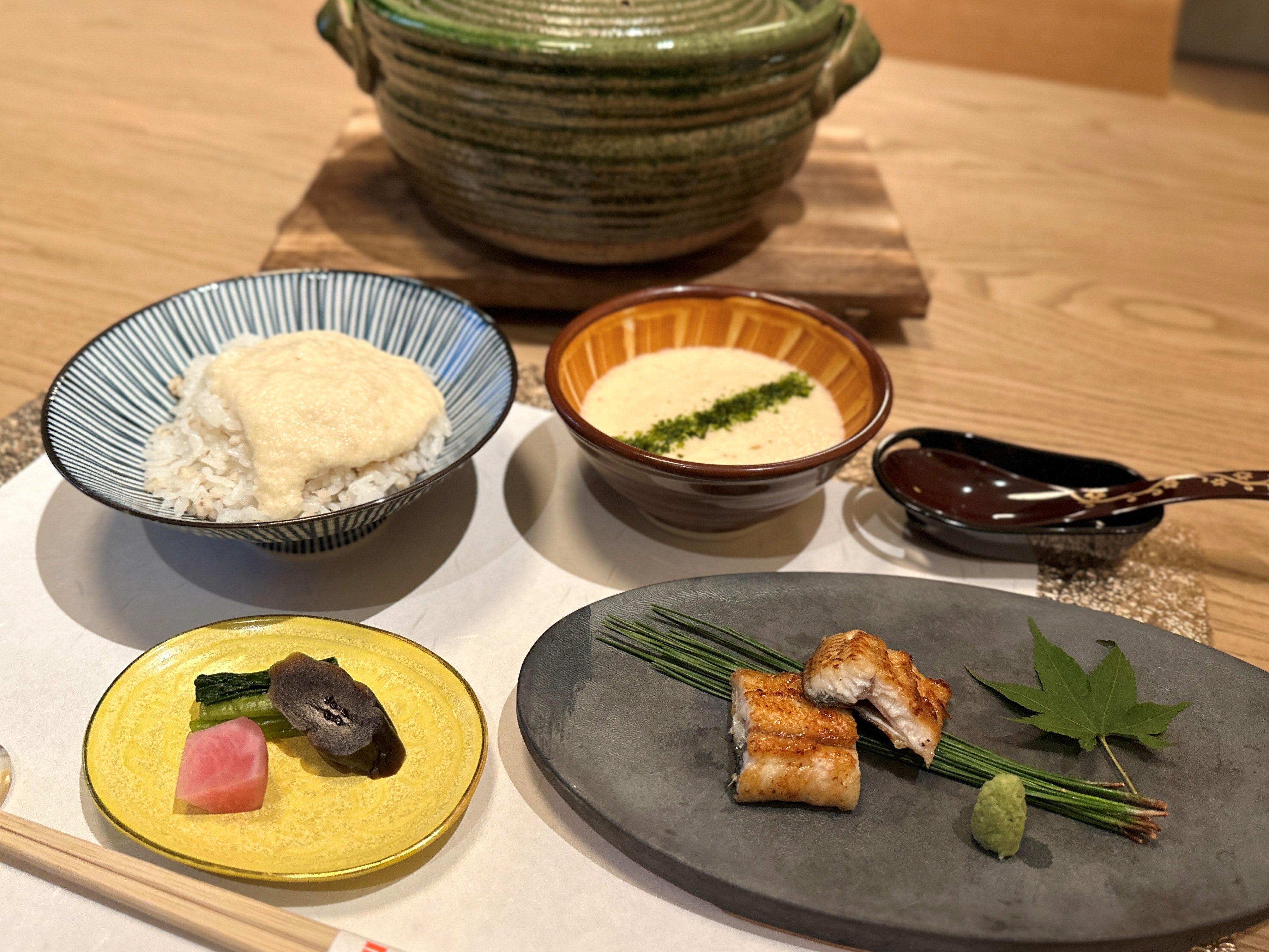 かどや日比谷邸：土鍋で炊いた麦とろ飯
