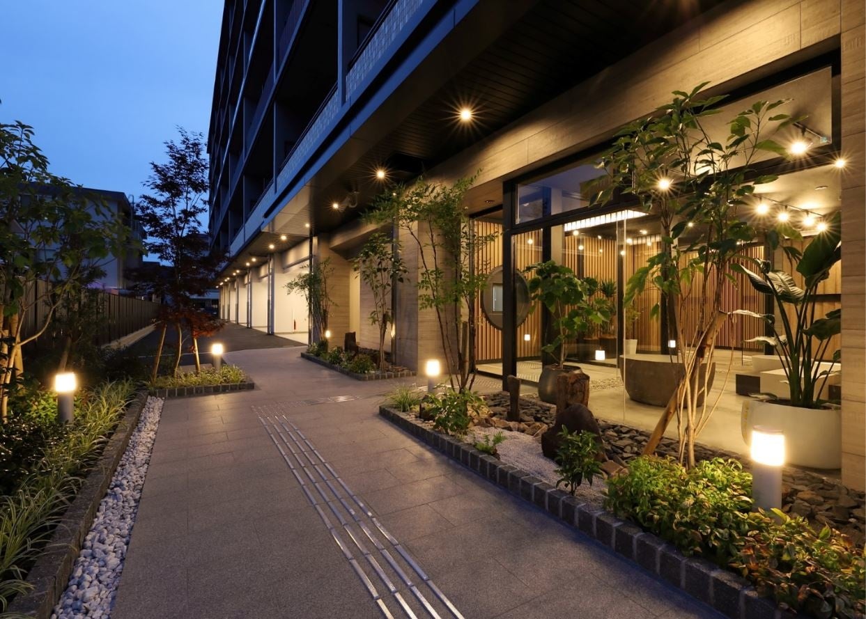 アプローチ（夕景）