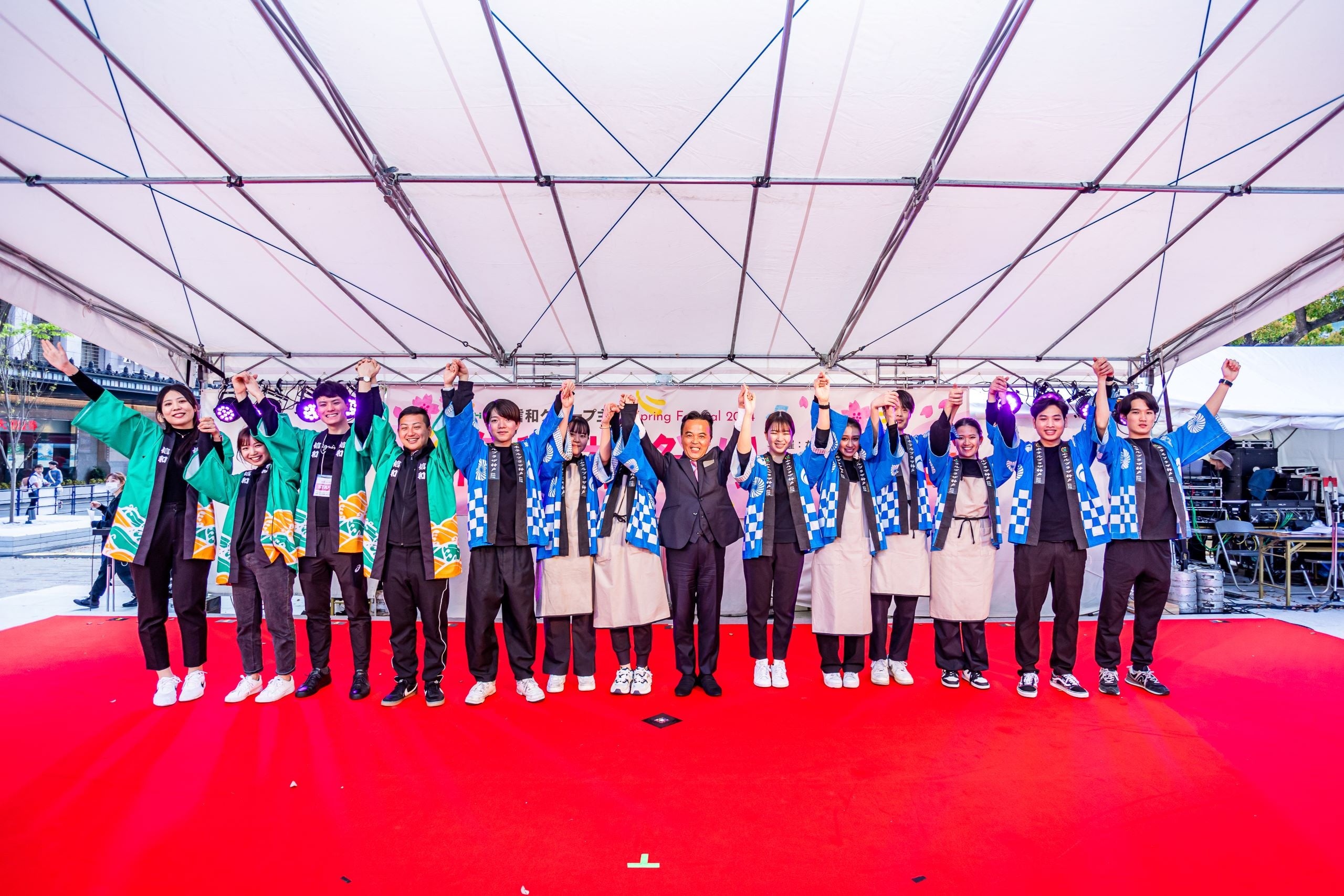 信和グループ社員と（中央）信和ホテルズ株式会社 副社長 宮本秀樹