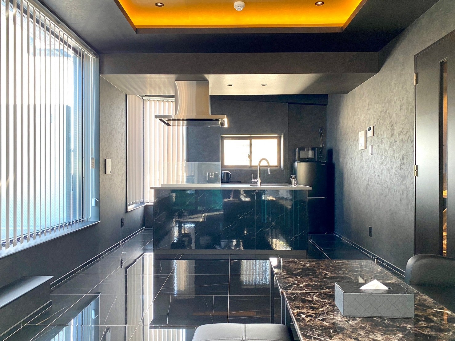 室内は黒を基調とし、大理石調のフロアタイルを使用することによって高級感のある仕上がりとなっています