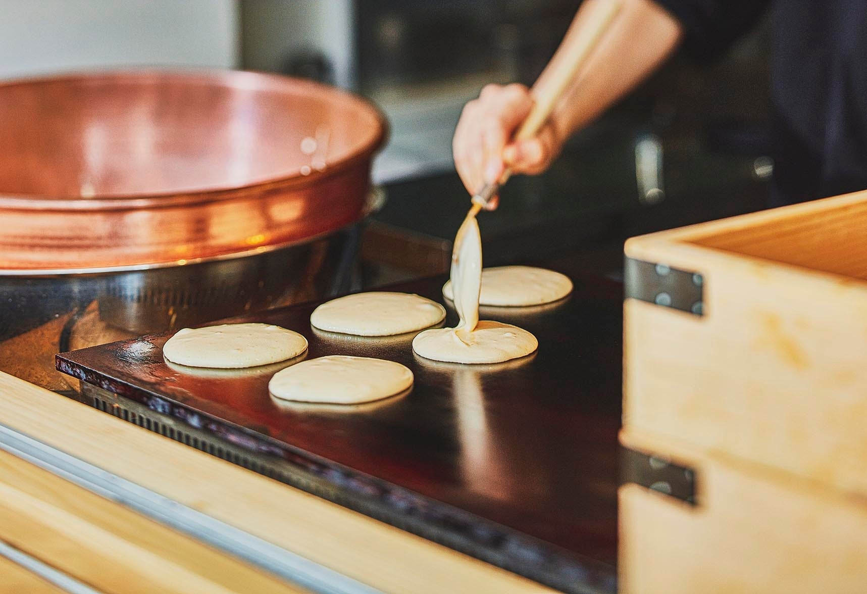 どらやき職人が真心込めて丁寧に焼いています。