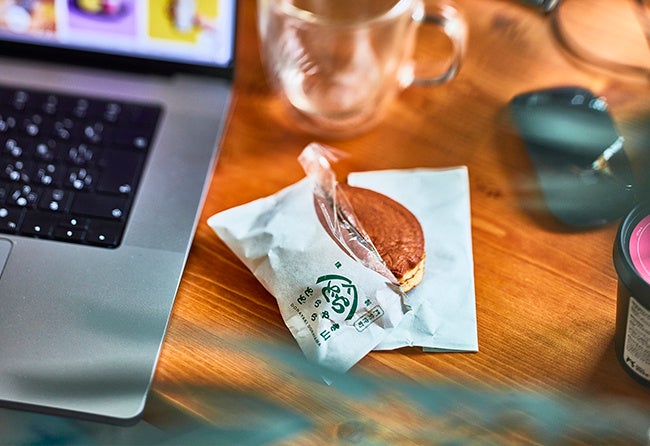 手を汚さず、ミシン目で真ん中から割って食べられる！