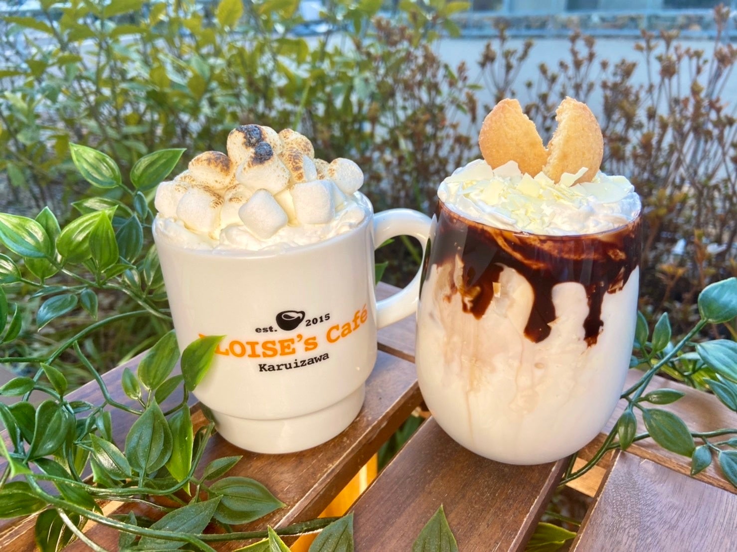 左モコラテ（HOT）　右ホワイトチョコラテ（ICE）