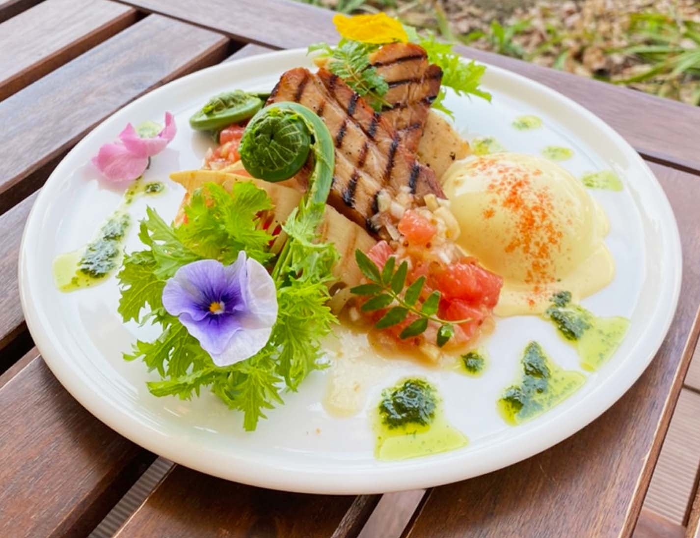 グリルポークと春の山菜のベネディクト新玉ねぎのラヴィコットソース1400円(税込)