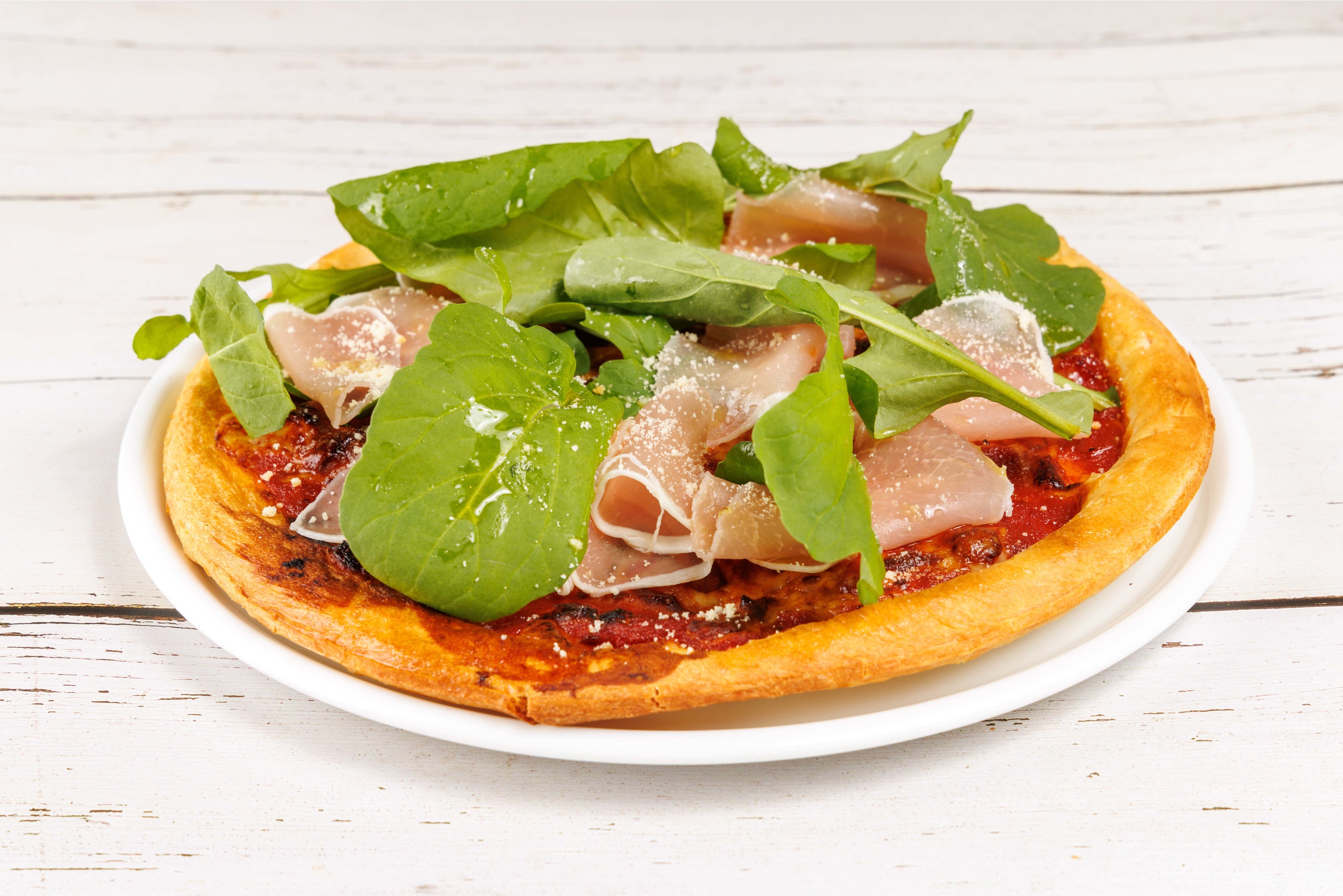 生ハムとルッコラのピザ