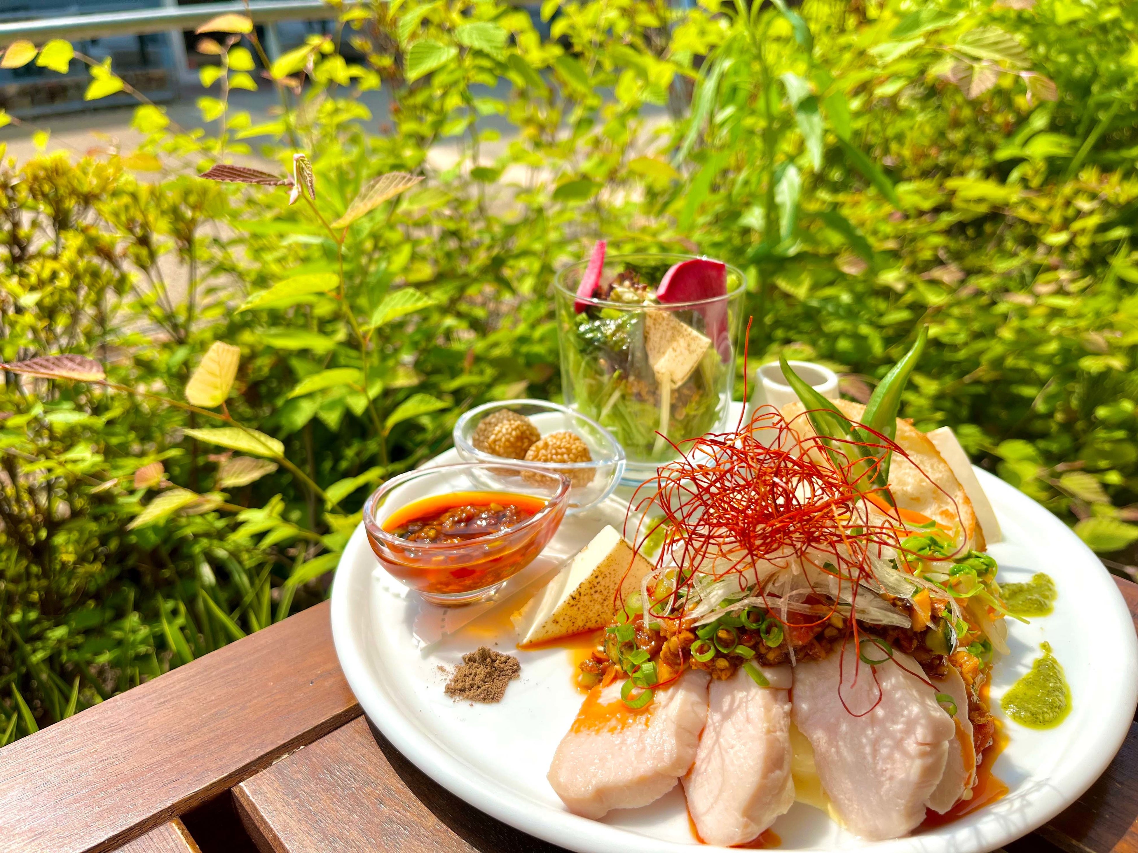 よだれ鶏の彩りベネディクト　¥1,300