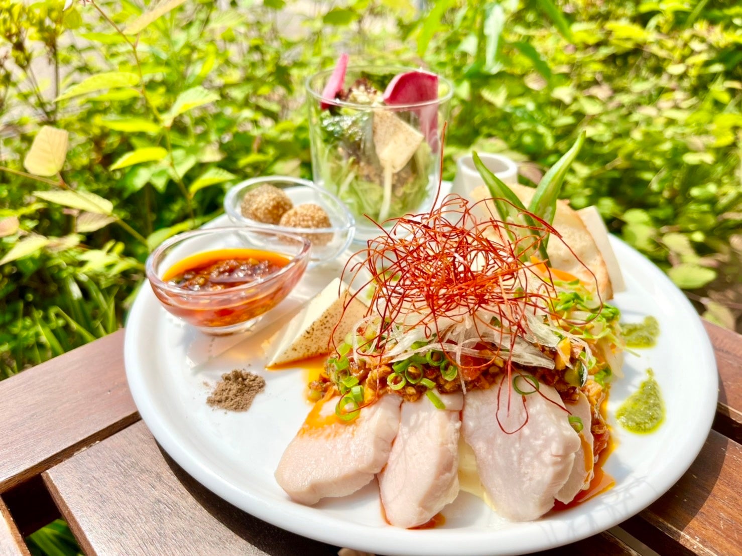 よだれ鶏の彩りベネディクト　¥1,300