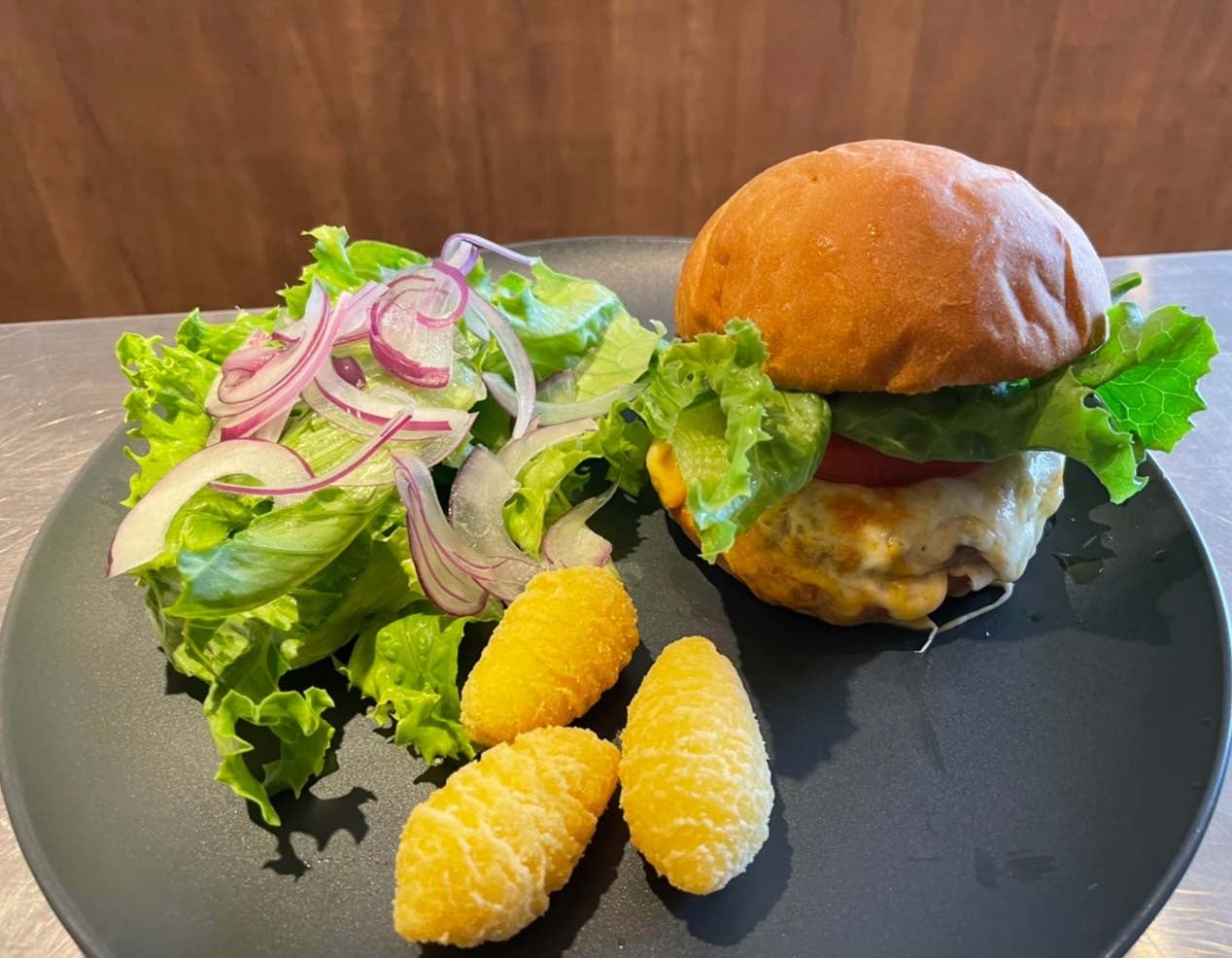 アンガス牛パティのチーズバーガー　1,024円