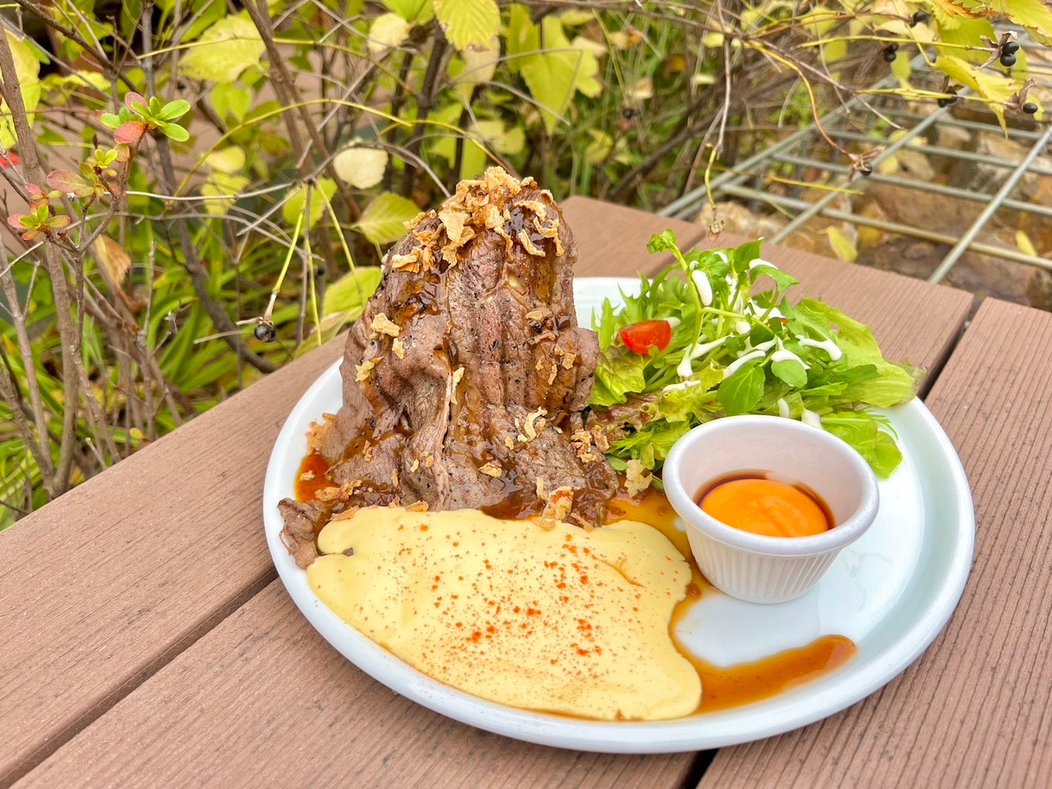 黒トリュフソースのかかった炙り尾張牛のベネディクト　¥1,600