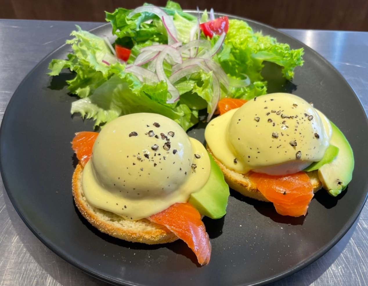 「スモークサーモン＆アボカドベネディクト」