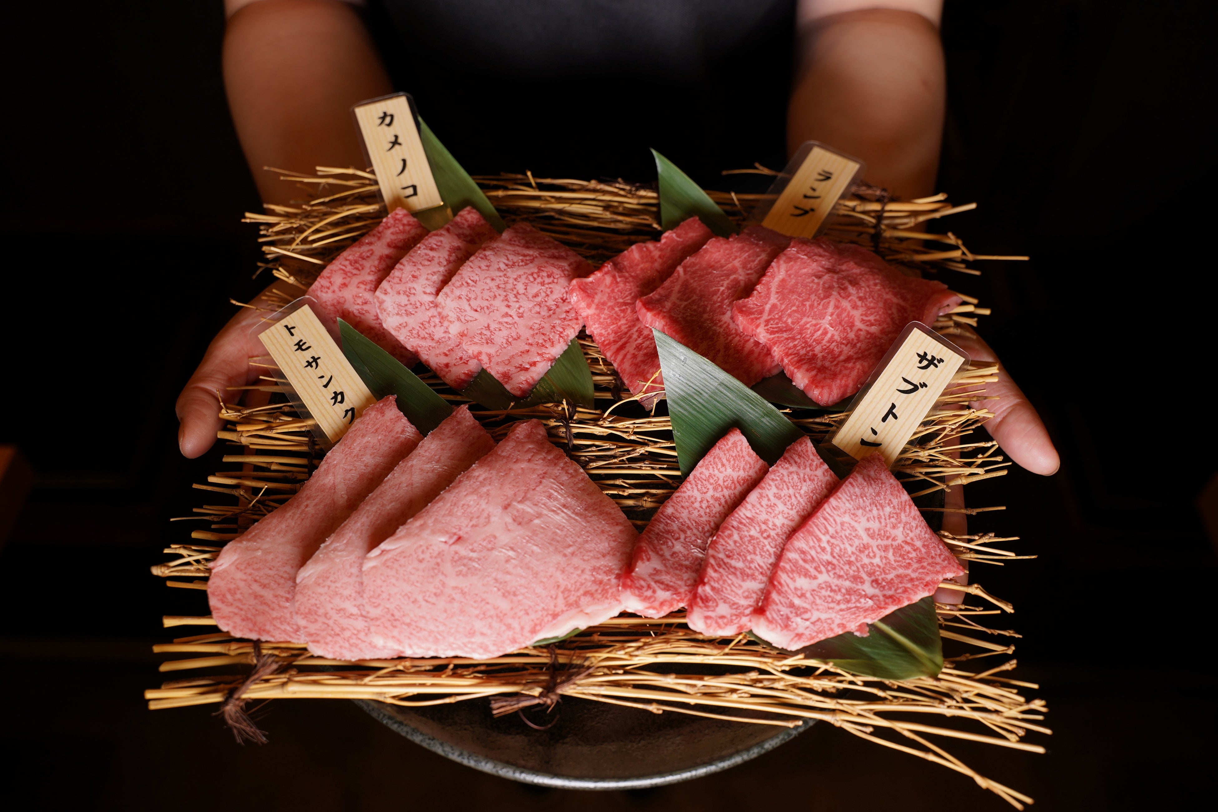 当社で使用する黒毛和牛は全てA4ランク以上の雌牛のみを使用しております。