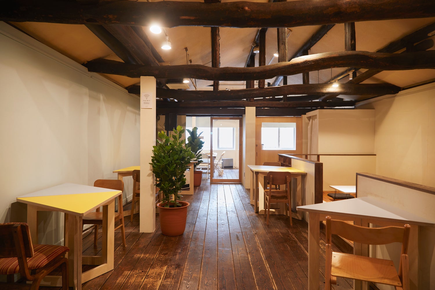 築100年の長屋の風格を感じる趣のある梁。ゆったり落ち着ける。