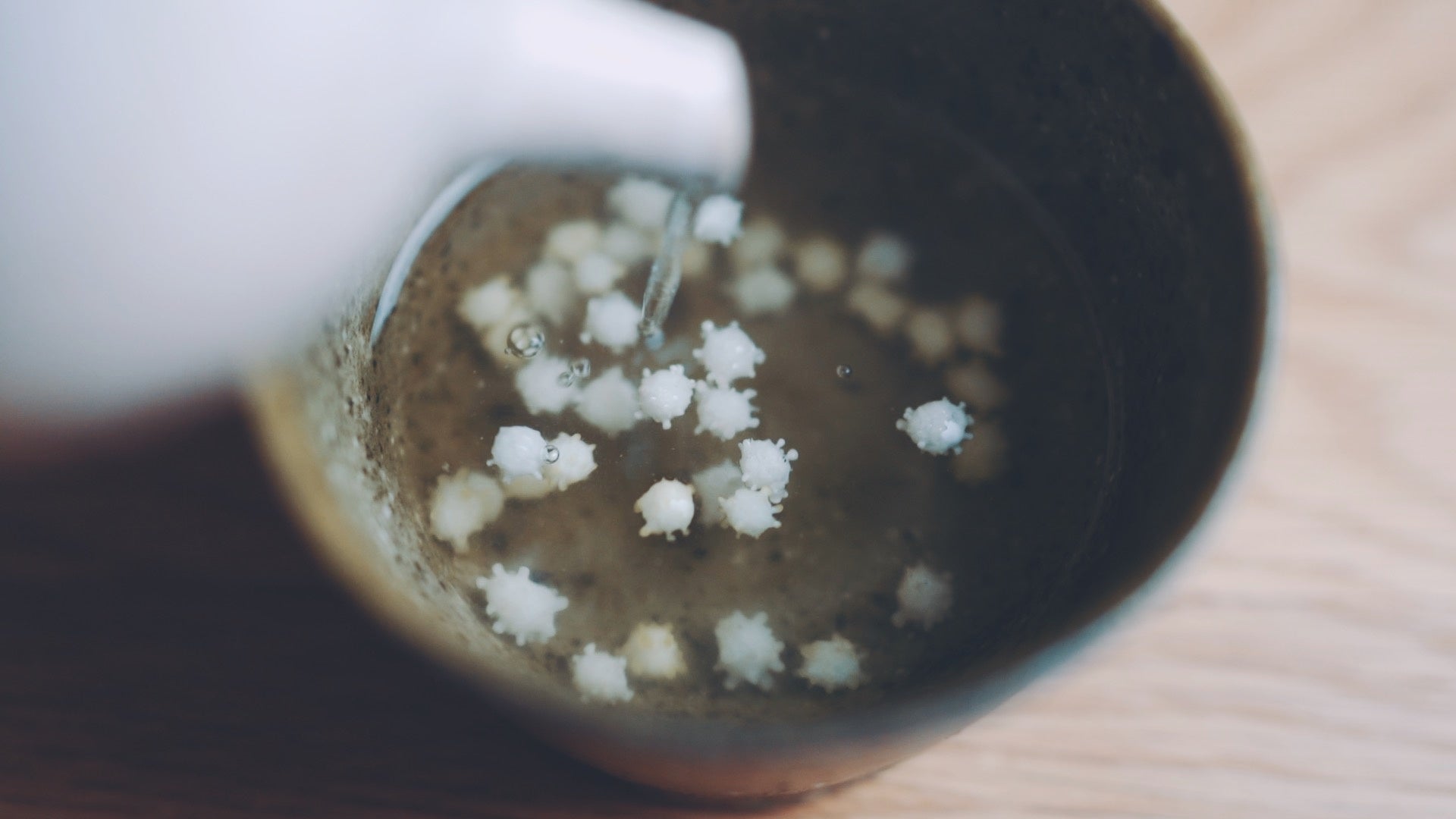 お湯を注ぐとしばらくしてぷかぷか浮いてきます