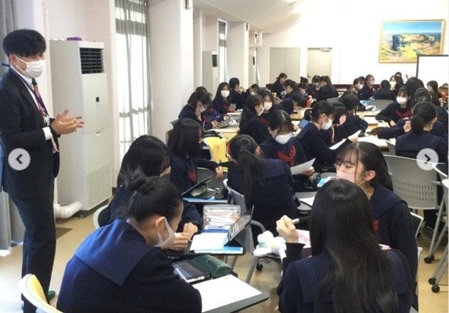 「GROW Academy」動画視聴後、課題に取り組む様子