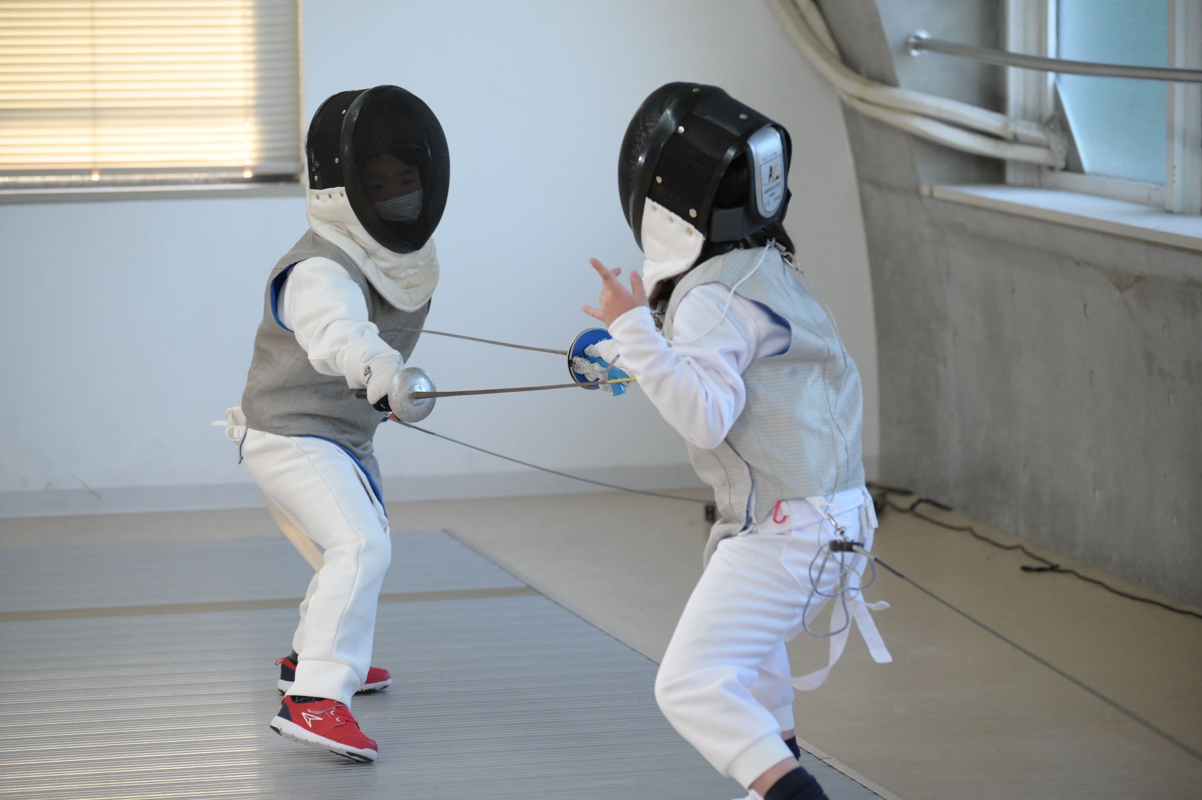 子供達がフェンシングをする様子