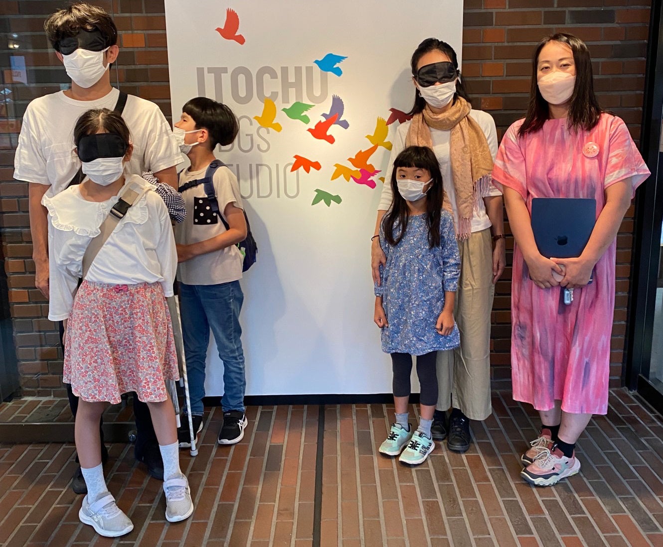 LITTLE ARTISTS LEAGUEのインヴィジブルギャラリーツアーは、目の見えない子も見える子もみんな一緒に視界を遮って鑑賞します