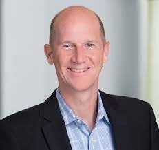 Robert S. Hull（元CFO）