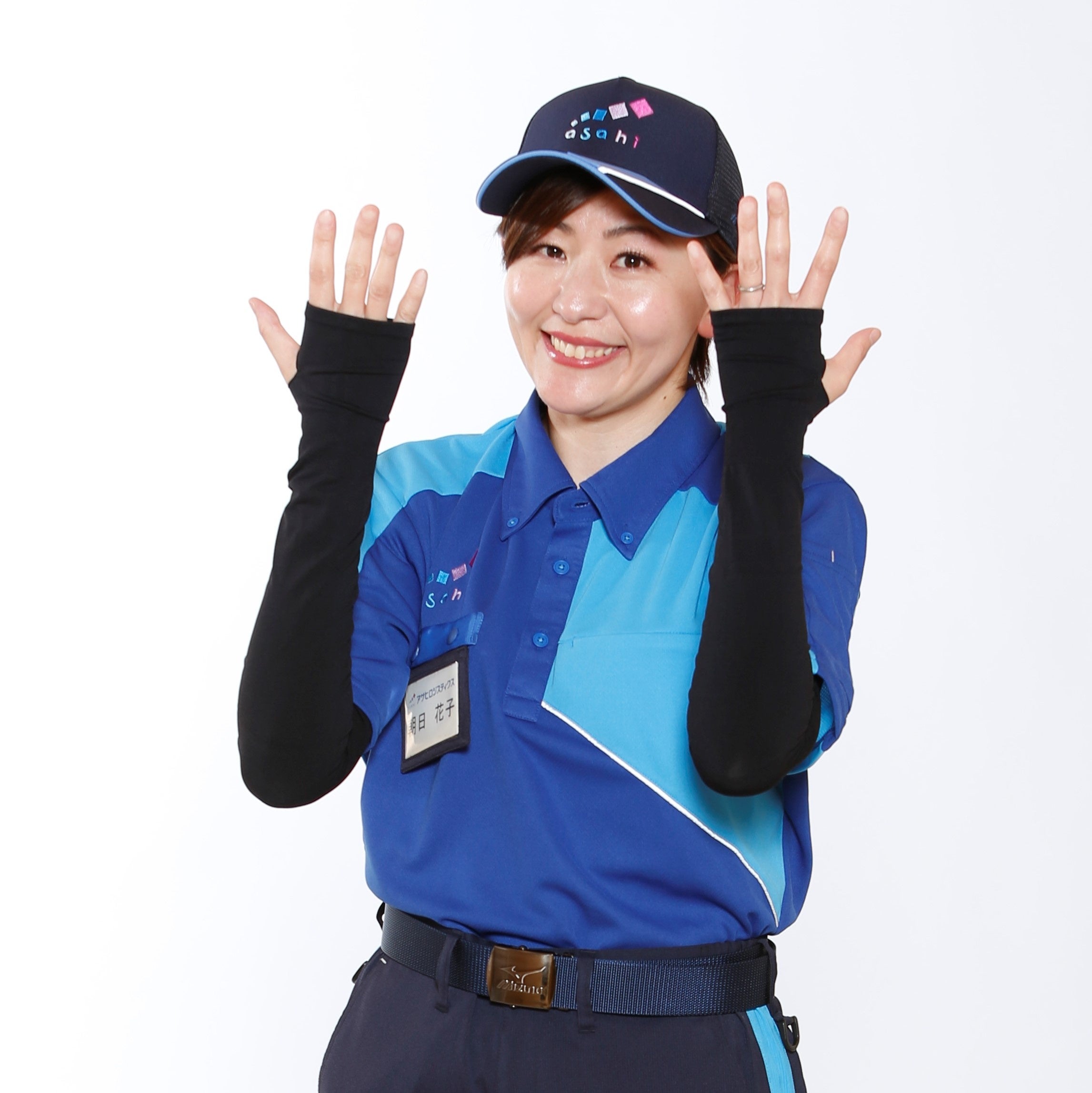 女性用アイテムとして、手の甲までカバーできるデザインのアームカバーを採用。気になる日焼けも防ぎます。