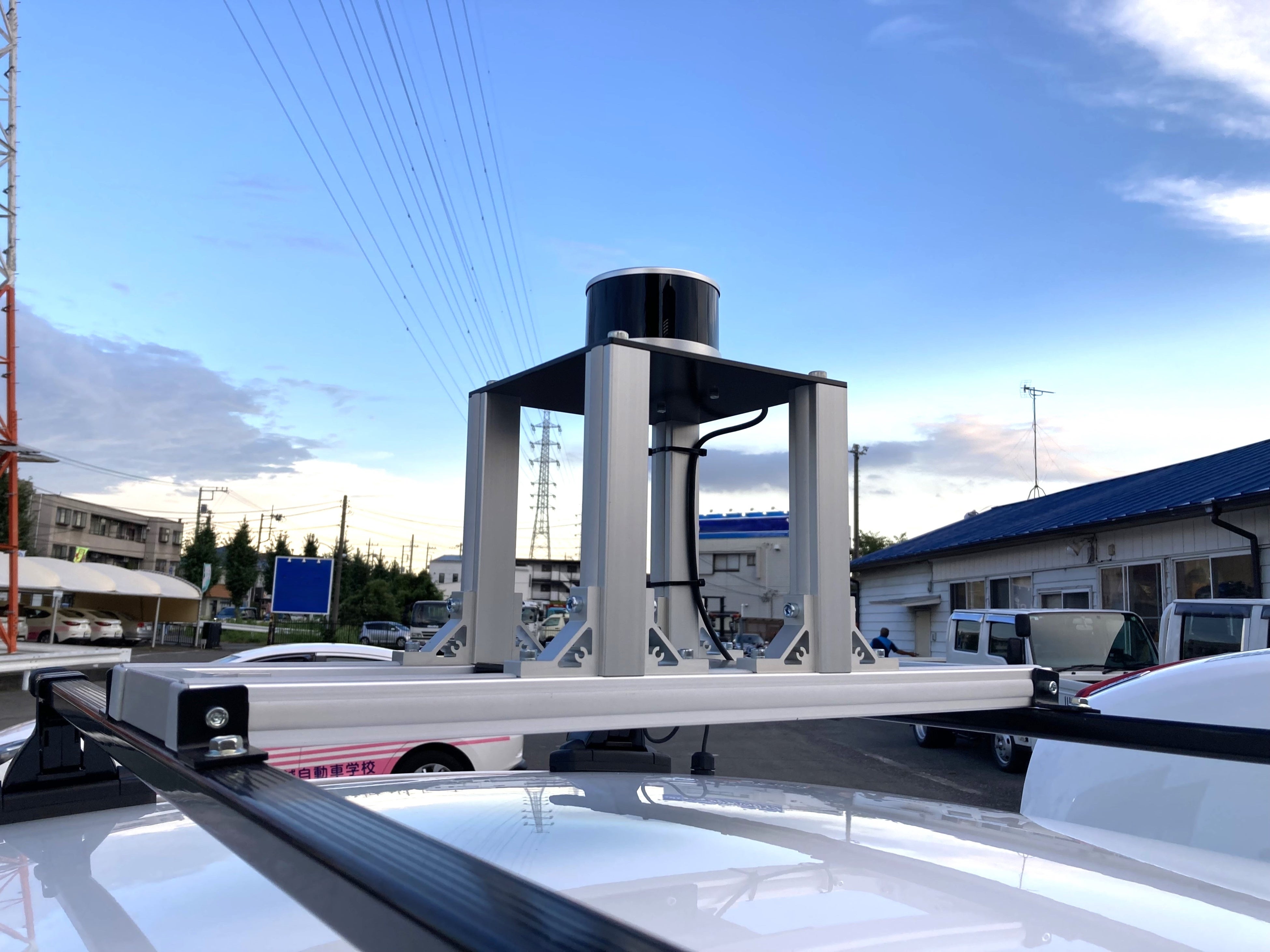 車両上部に装備したセンサーで周囲の状況を認識、車内カメラにて運転者の目・鼻・耳の動きを認識し、確認行動の有無を確認しています。