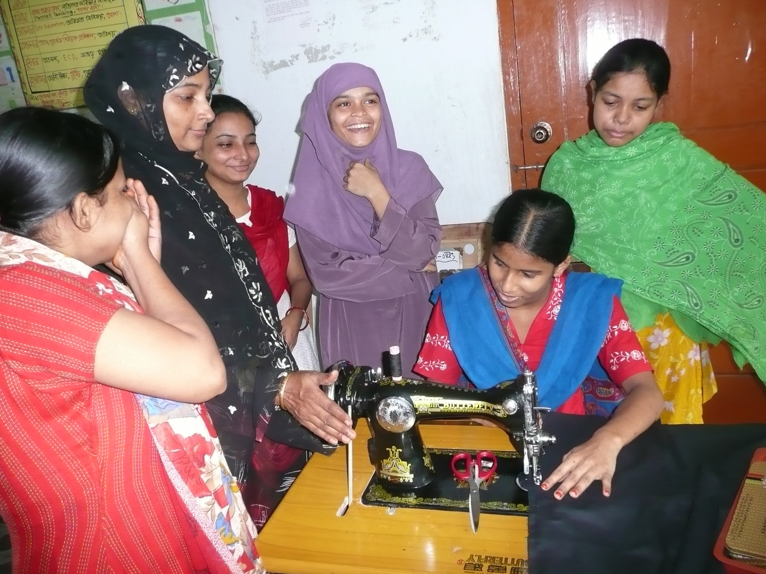ミシン研修（技術研修）を受ける少女たち