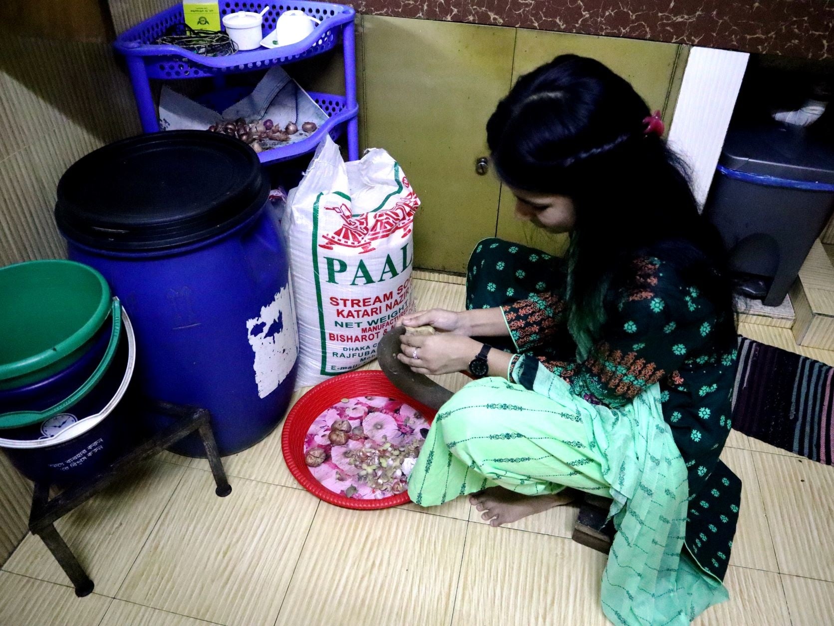 食事の支度を手伝う少女（野菜を切る様子）